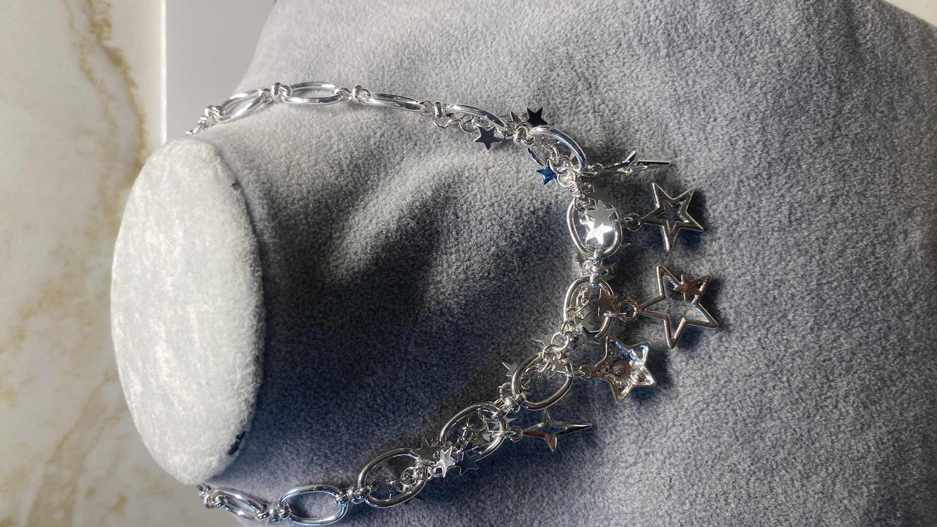 Photo 1 of 7 - FASHION JEWELRY - 4 NECKLACES & 3 PINS