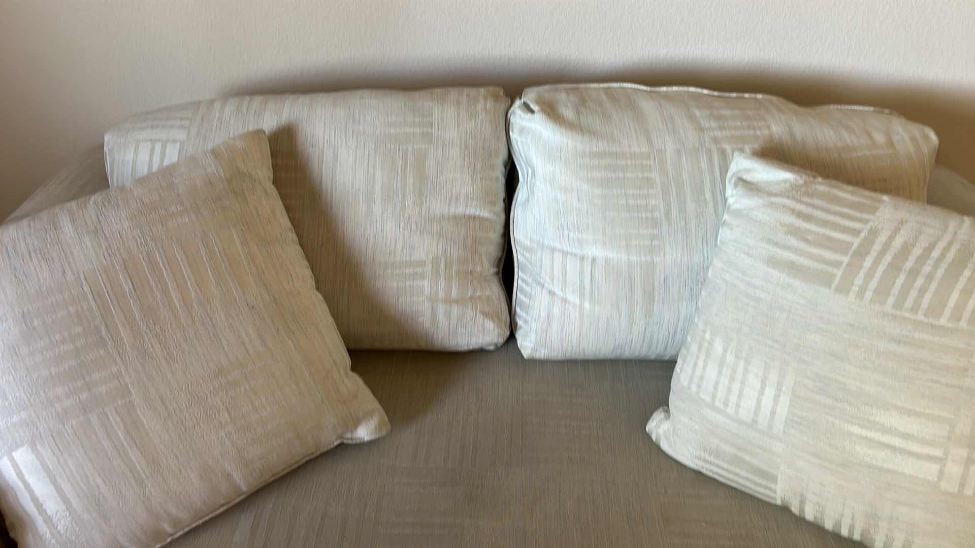 Photo 3 of LOVESEAT 65“ x 36“ x H32“