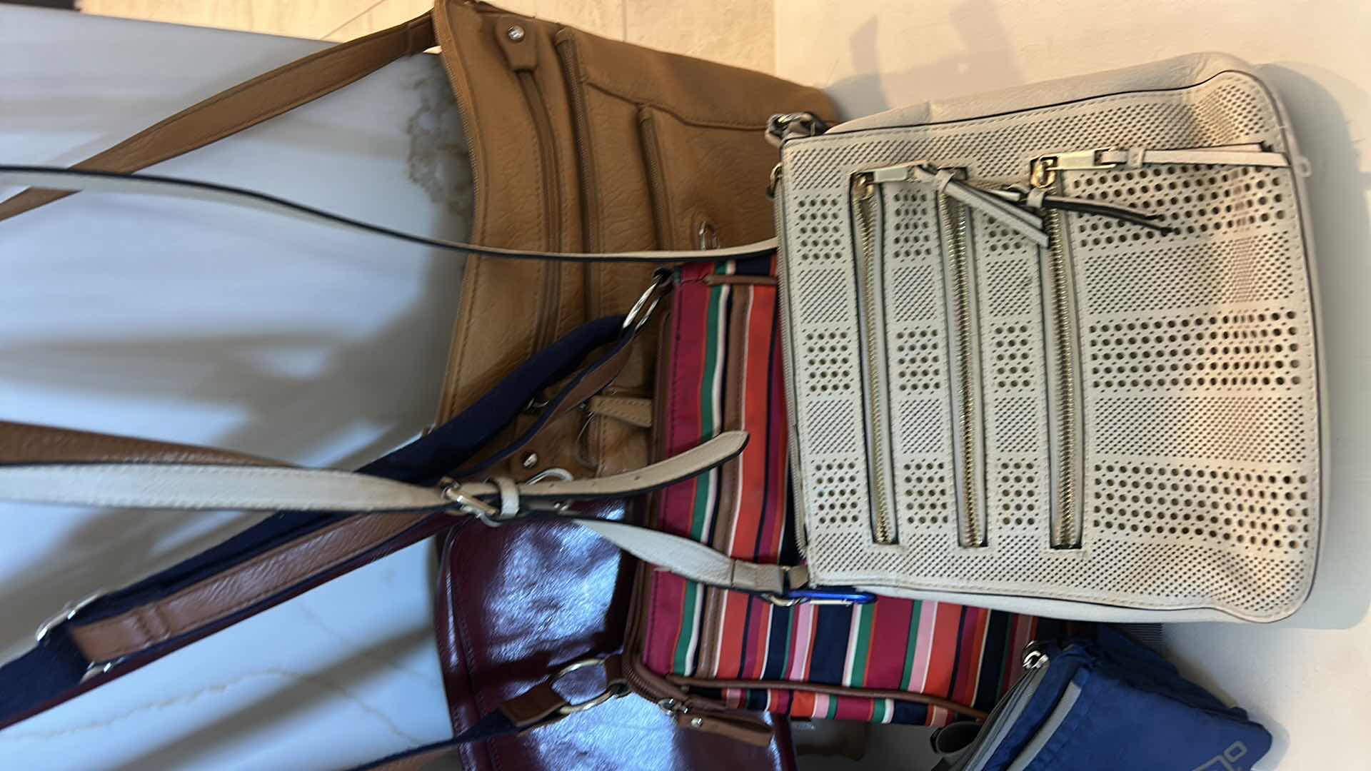 Photo 1 of 9 - WOMENS HANDBAG AND TOTES