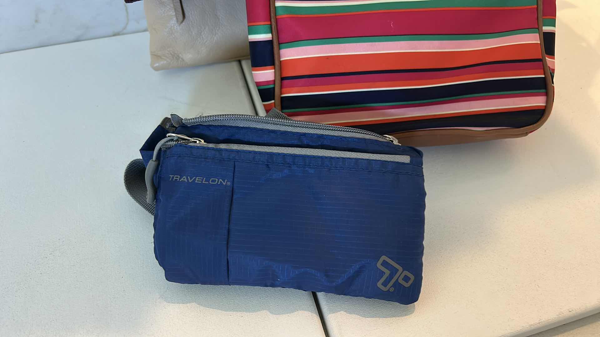 Photo 1 of 9 - WOMENS HANDBAG AND TOTES