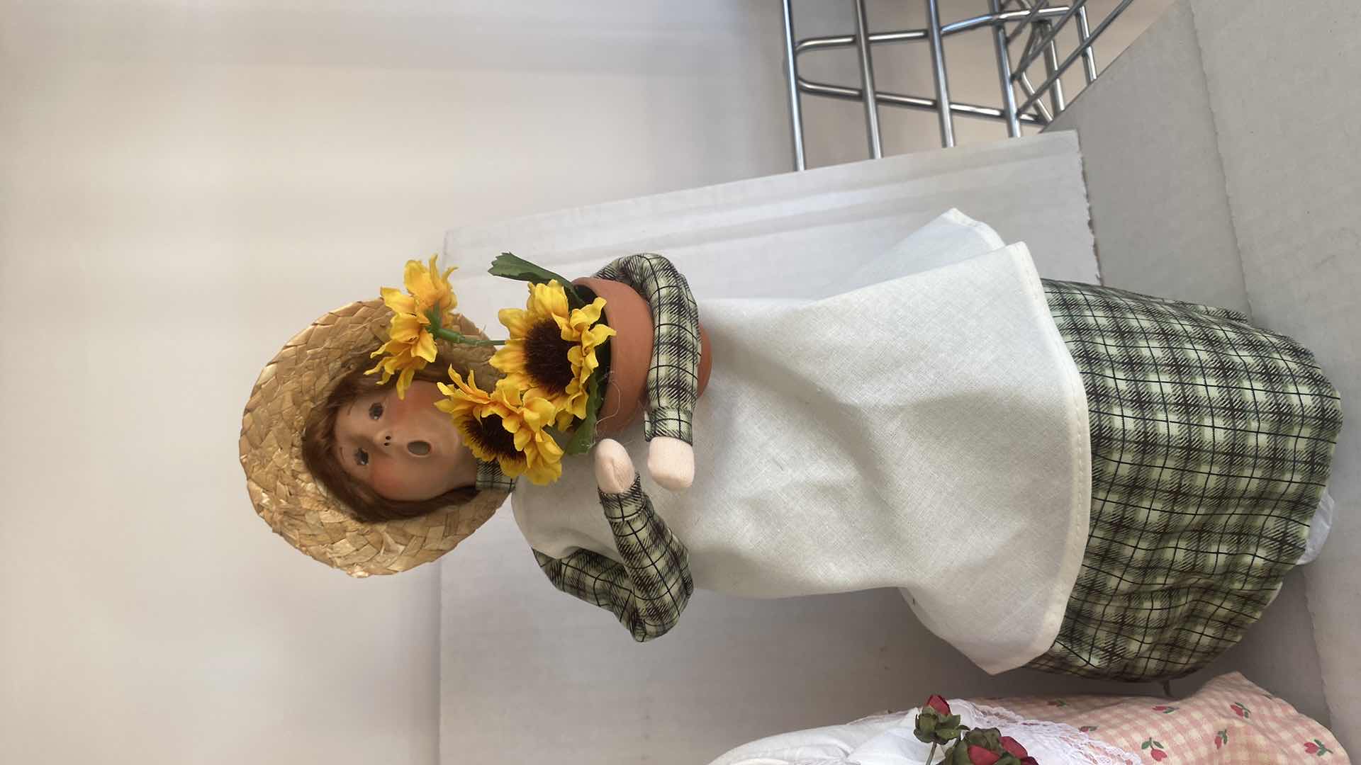 Photo 1 of BUYERS CHOICE LIMITED 2001 THE CAROLERS H13”