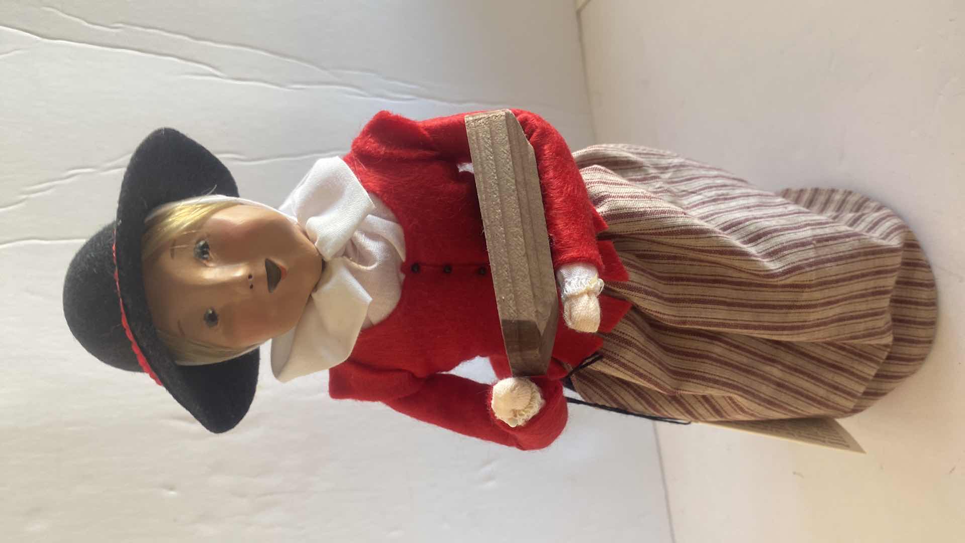 Photo 1 of 1990’s BUYERS CHOICE PLIMOTH PLANTATION CAROLERS FIGURINE H12 1/2”