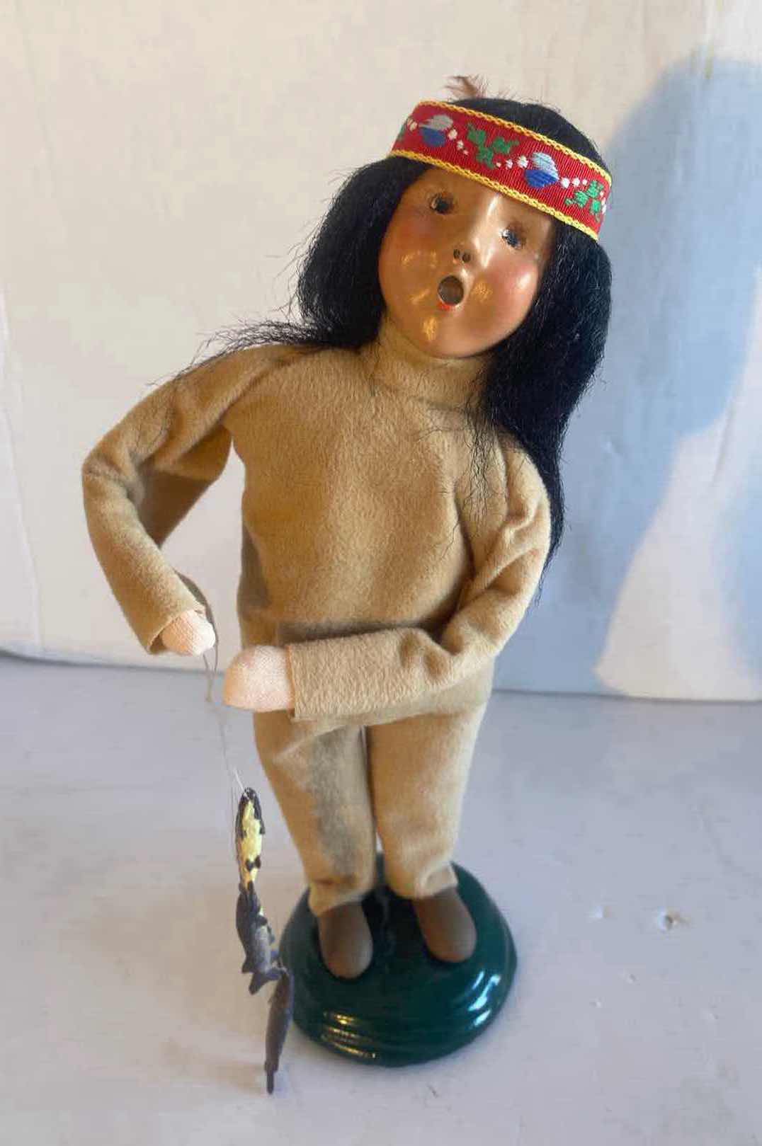 Photo 1 of 1990’s BUYERS CHOICE PLIMOTH PLANTATION CAROLERS FIGURINE H9 1/2”