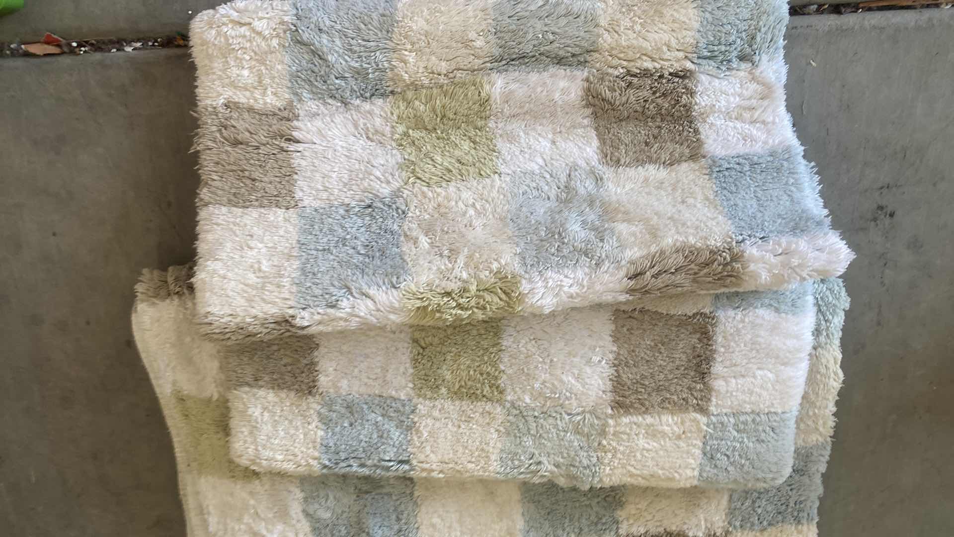 Photo 2 of 3 BATHROOM RUGS & 2 THROWS