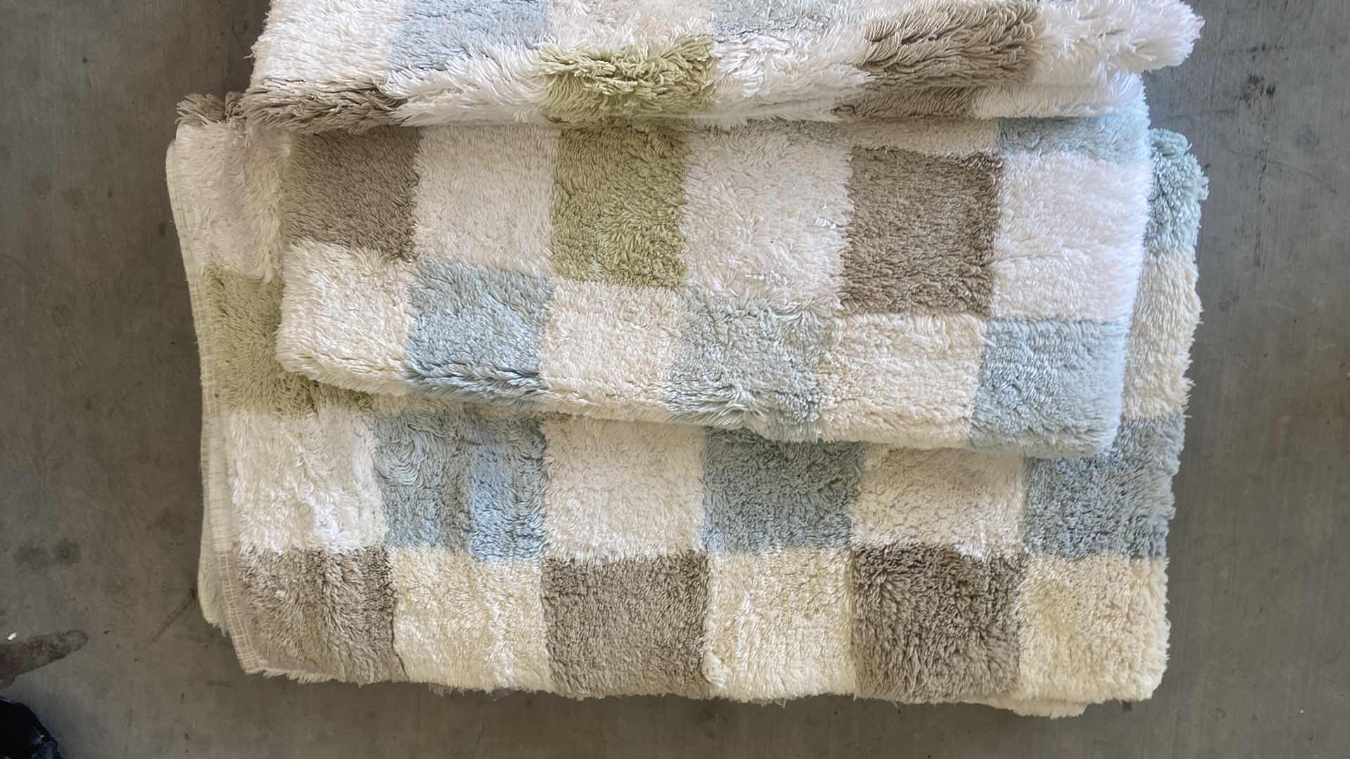 Photo 3 of 3 BATHROOM RUGS & 2 THROWS