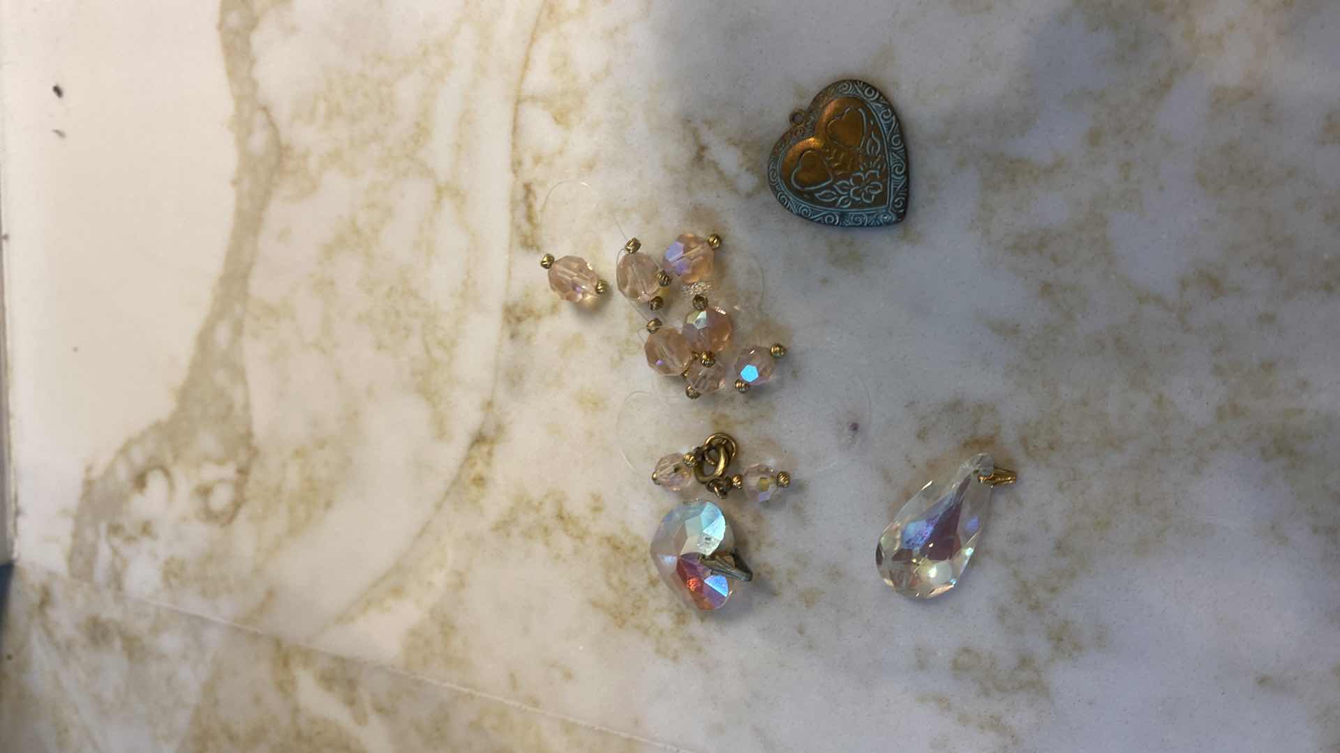 Photo 1 of  2  - NECKLACES & JEWELRY PIECES COSTUME JEWELRY