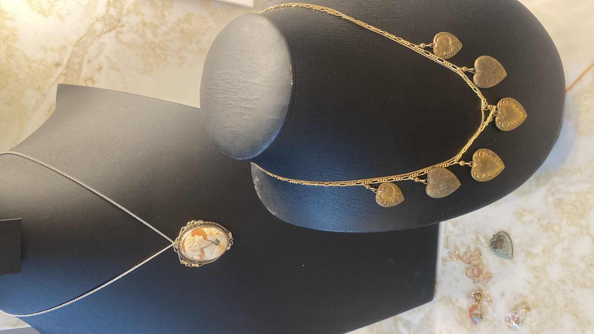 Photo 1 of  2  - NECKLACES & JEWELRY PIECES COSTUME JEWELRY