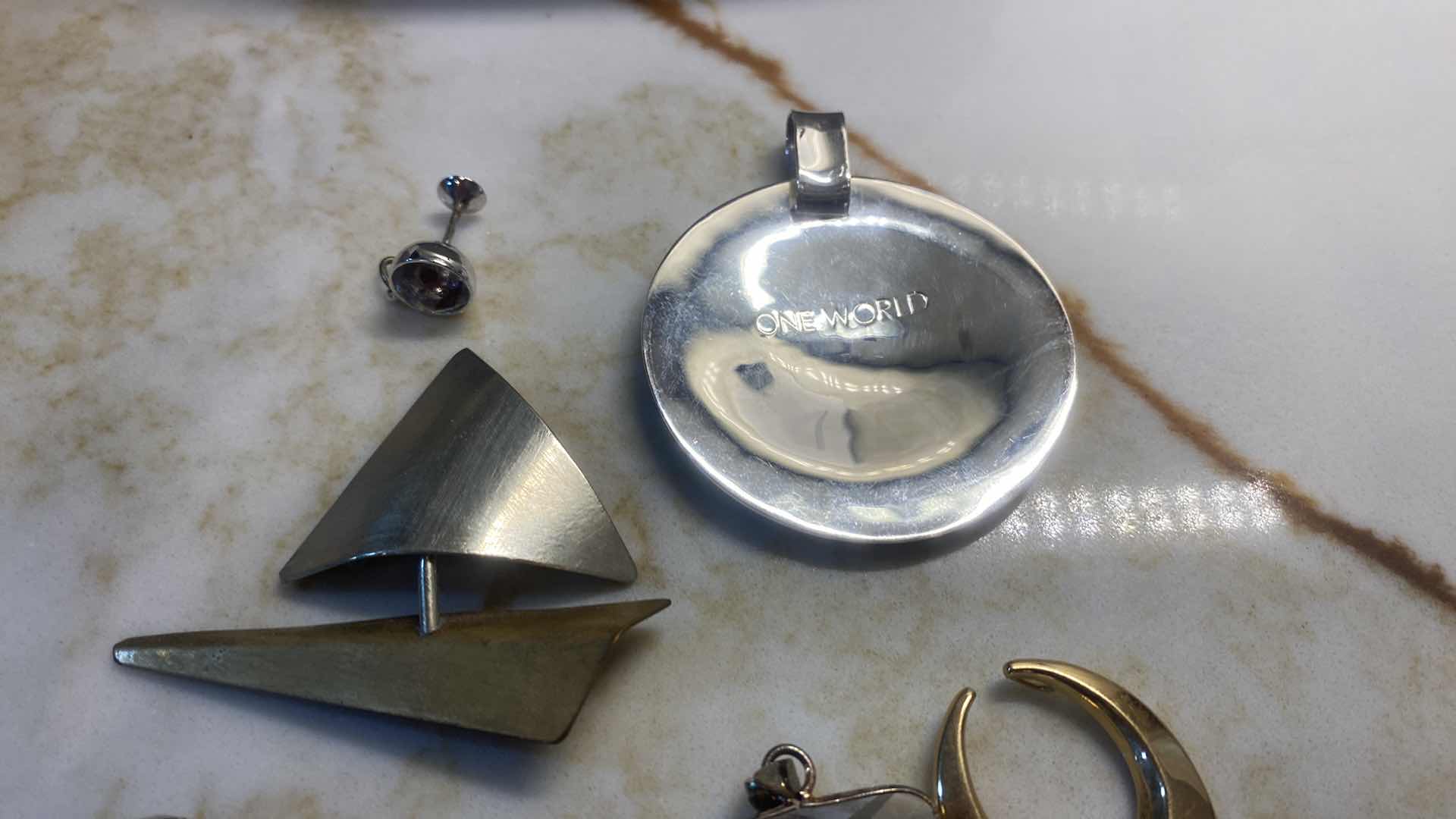 Photo 1 of  8 PIECES COSTUME JEWELRY