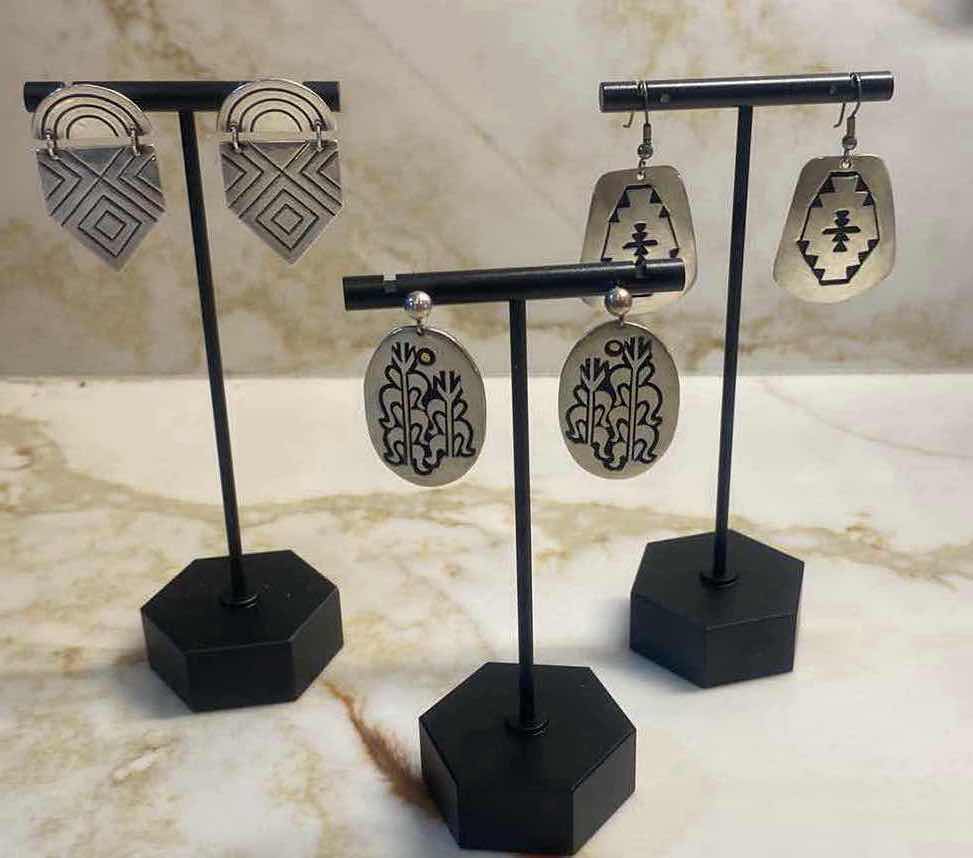 Photo 1 of  3 - EARRINGS METAL UNMARKED - COSTUME JEWELRY