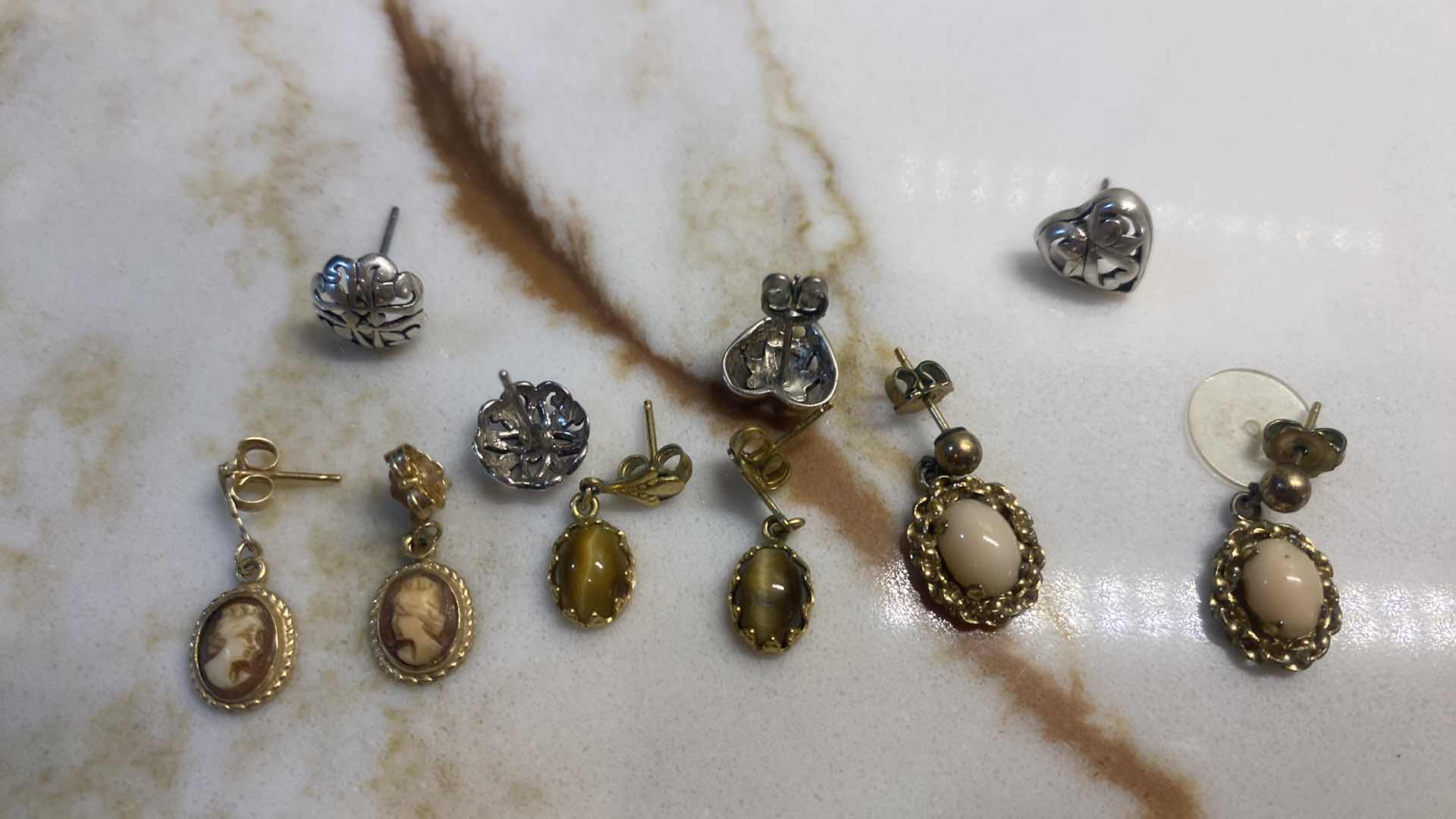 Photo 1 of 5 - EARRINGS - COSTUME JEWELRY