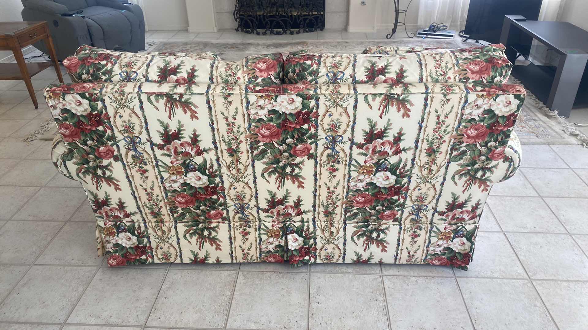 Photo 1 of 70” SOVEREIGN COLLECTION FLORAL FABRIC LIVE SEAT