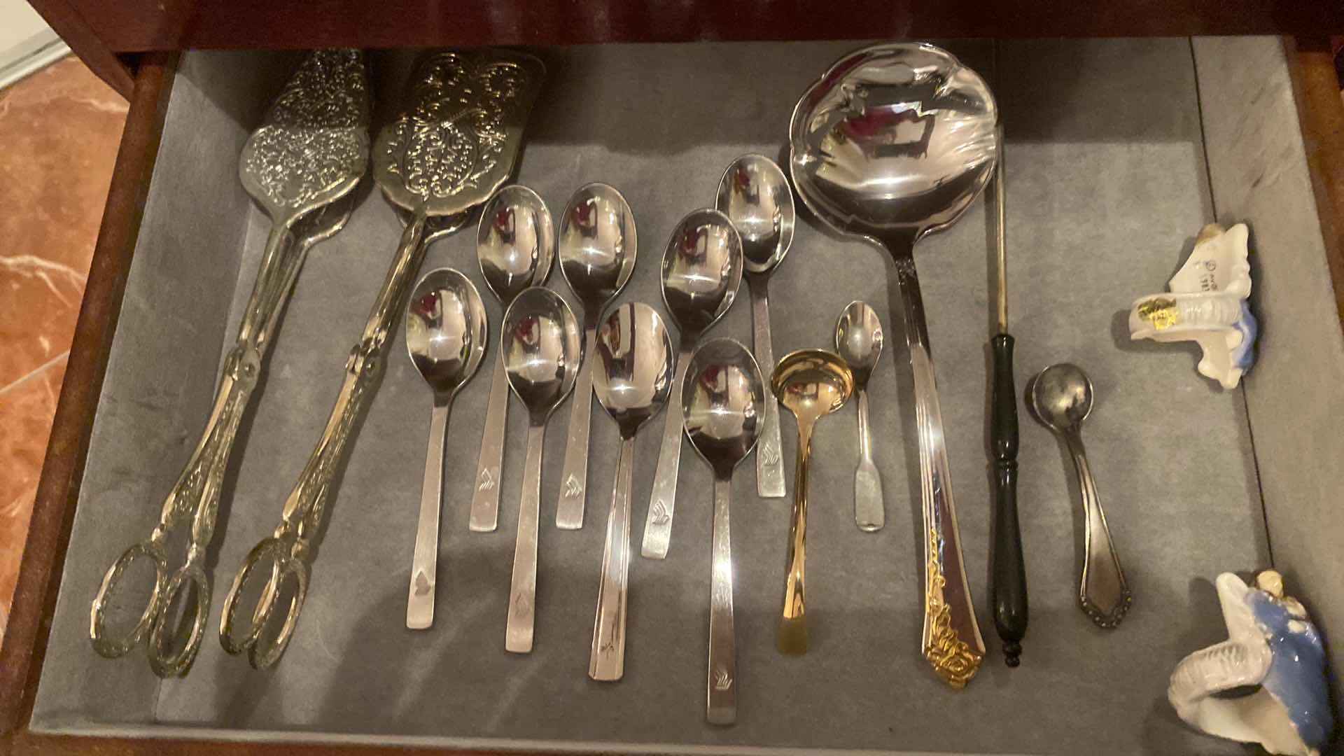 Photo 1 of 17 - SERVE UTENSILS (1 SMALL BABY SPOON SILVER) - CONTENTS IN DRAWER