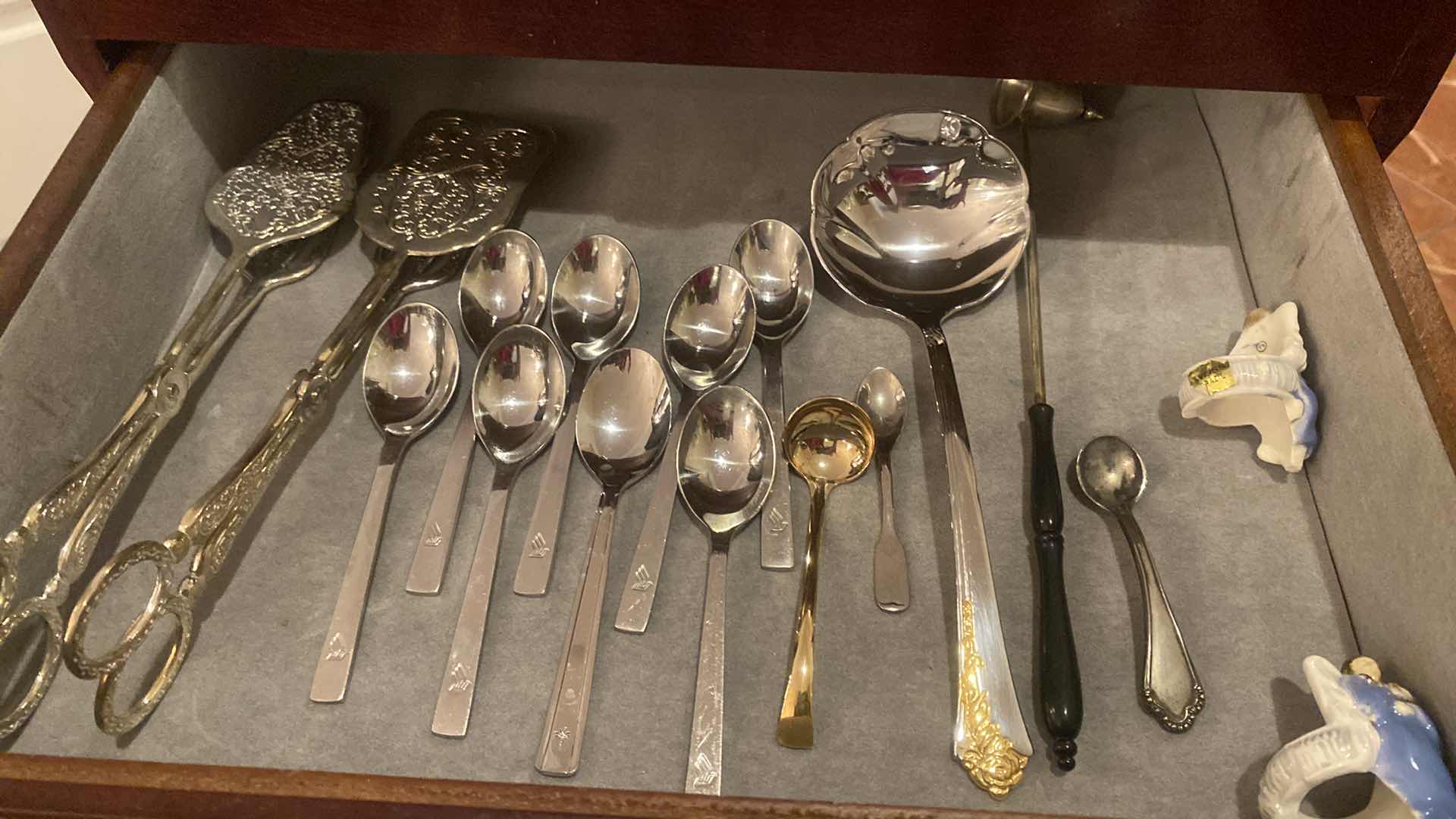 Photo 1 of 17 - SERVE UTENSILS (1 SMALL BABY SPOON SILVER) - CONTENTS IN DRAWER