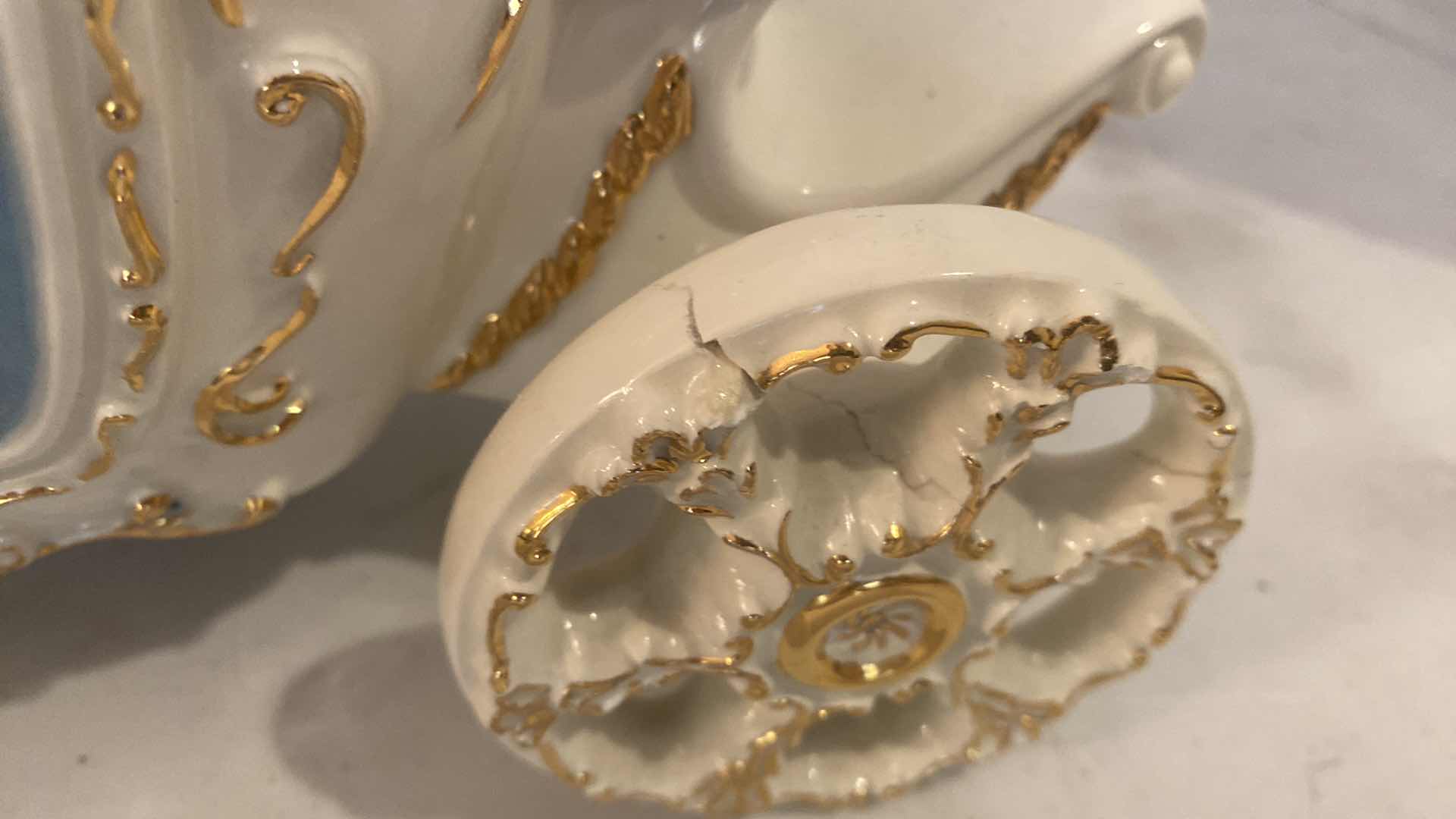 Photo 1 of CERAMIC CINDERELLA COACH 11” x 9”