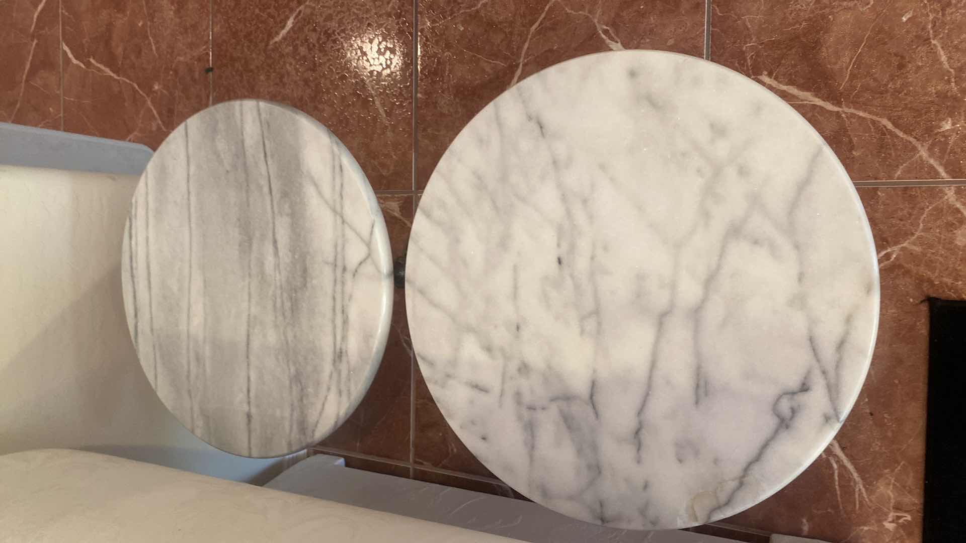 Photo 1 of 2 - 15” ROUND MARBLE TOP & BRASS TABLE H17 1/2”