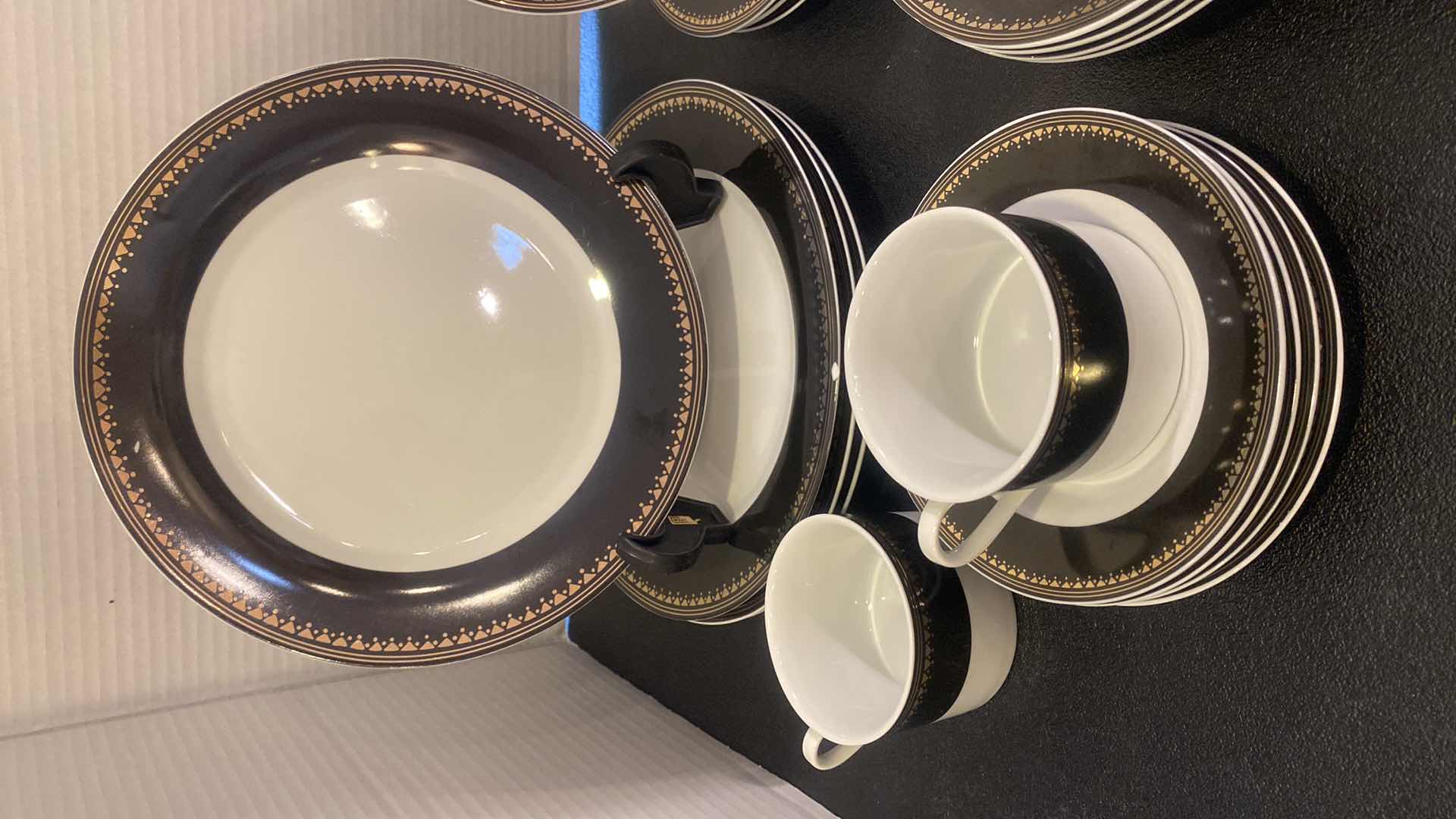 Photo 1 of 20 PIECE SET GIBSON ELITE CHINA (a few chips)