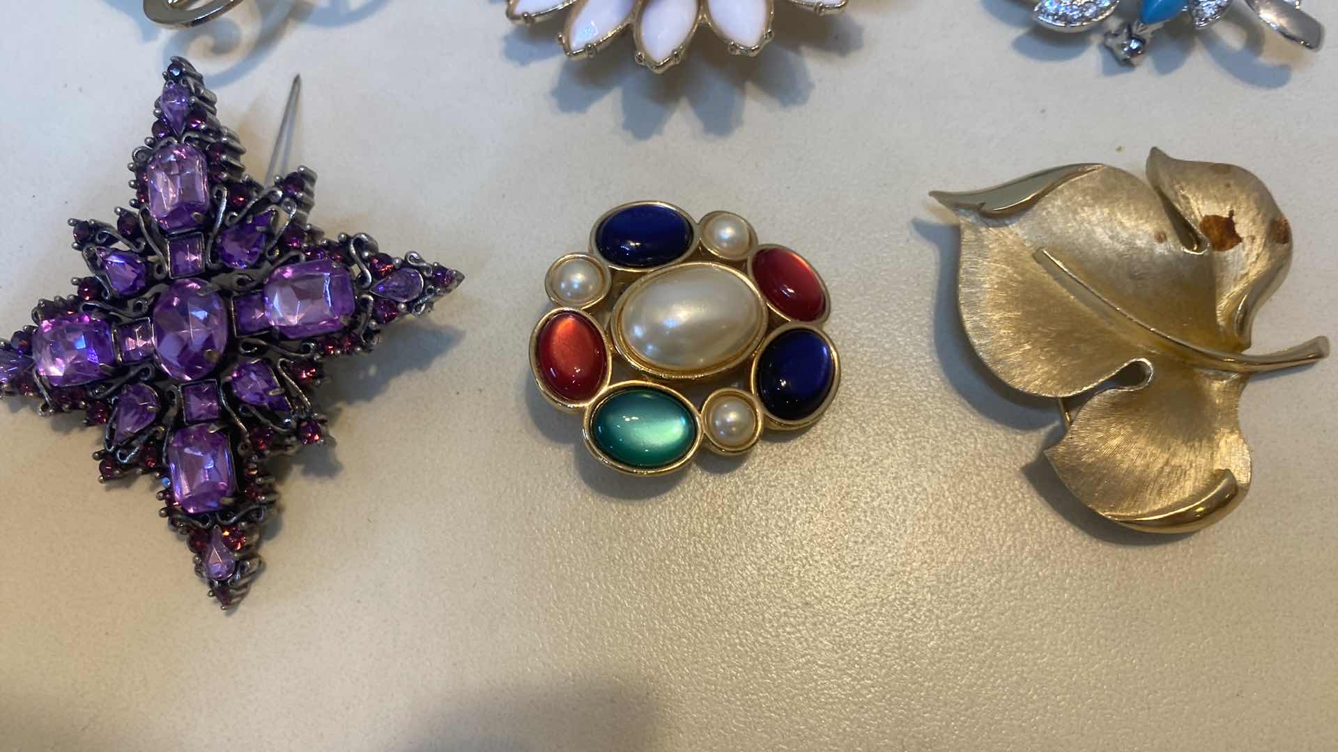 Photo 1 of 6 - FASHION JEWELRY BROOCHES