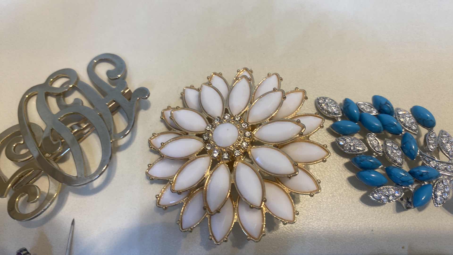 Photo 1 of 6 - FASHION JEWELRY BROOCHES