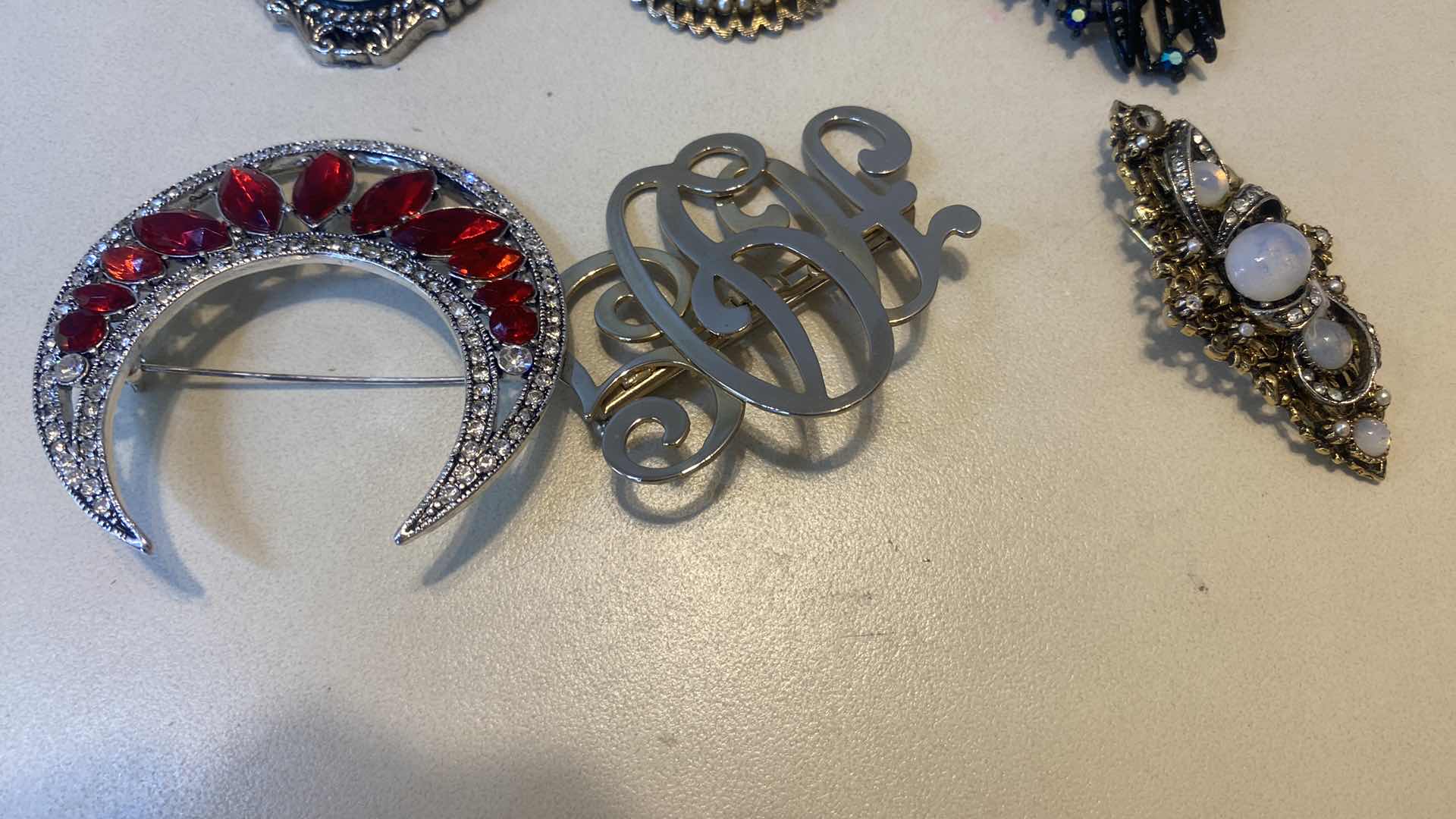 Photo 1 of 6 - FASHION JEWELRY BROOCHES