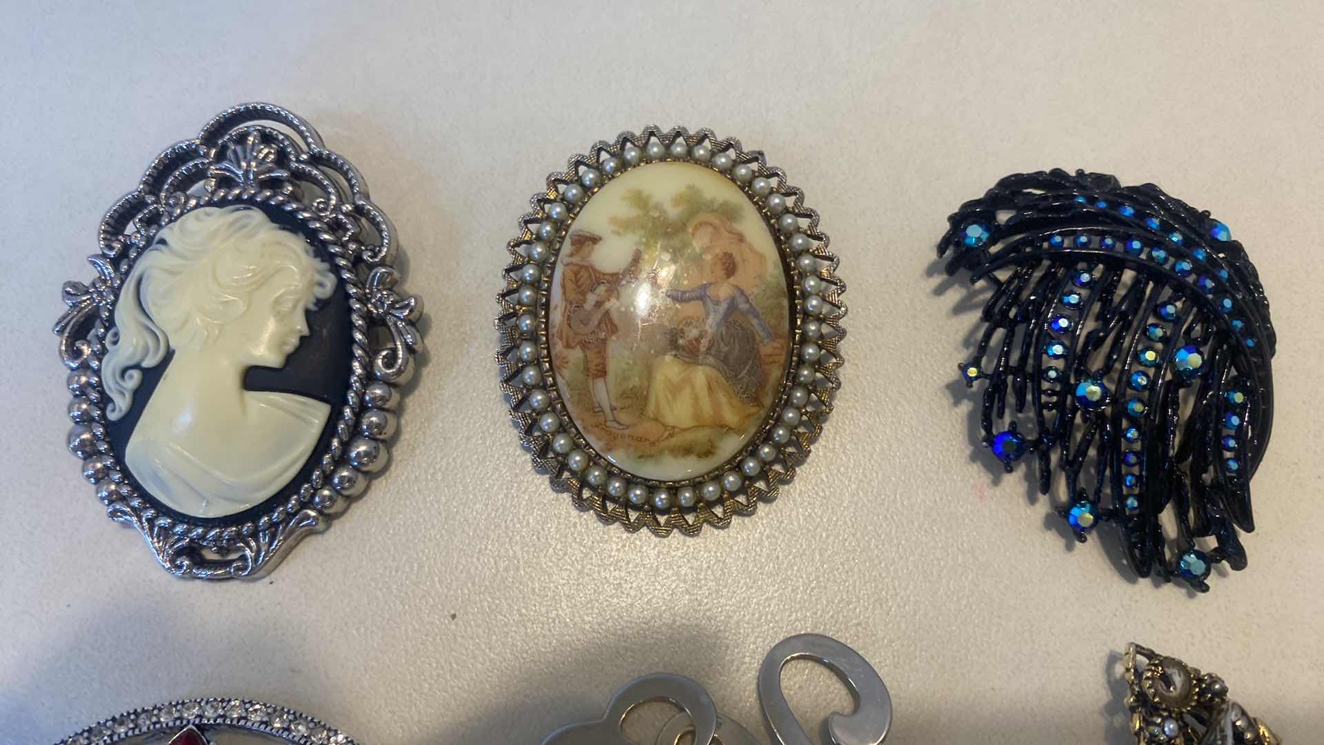 Photo 1 of 6 - FASHION JEWELRY BROOCHES