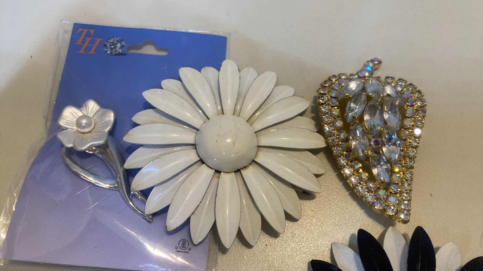 Photo 1 of 6 - FASHION JEWELRY BROOCHES