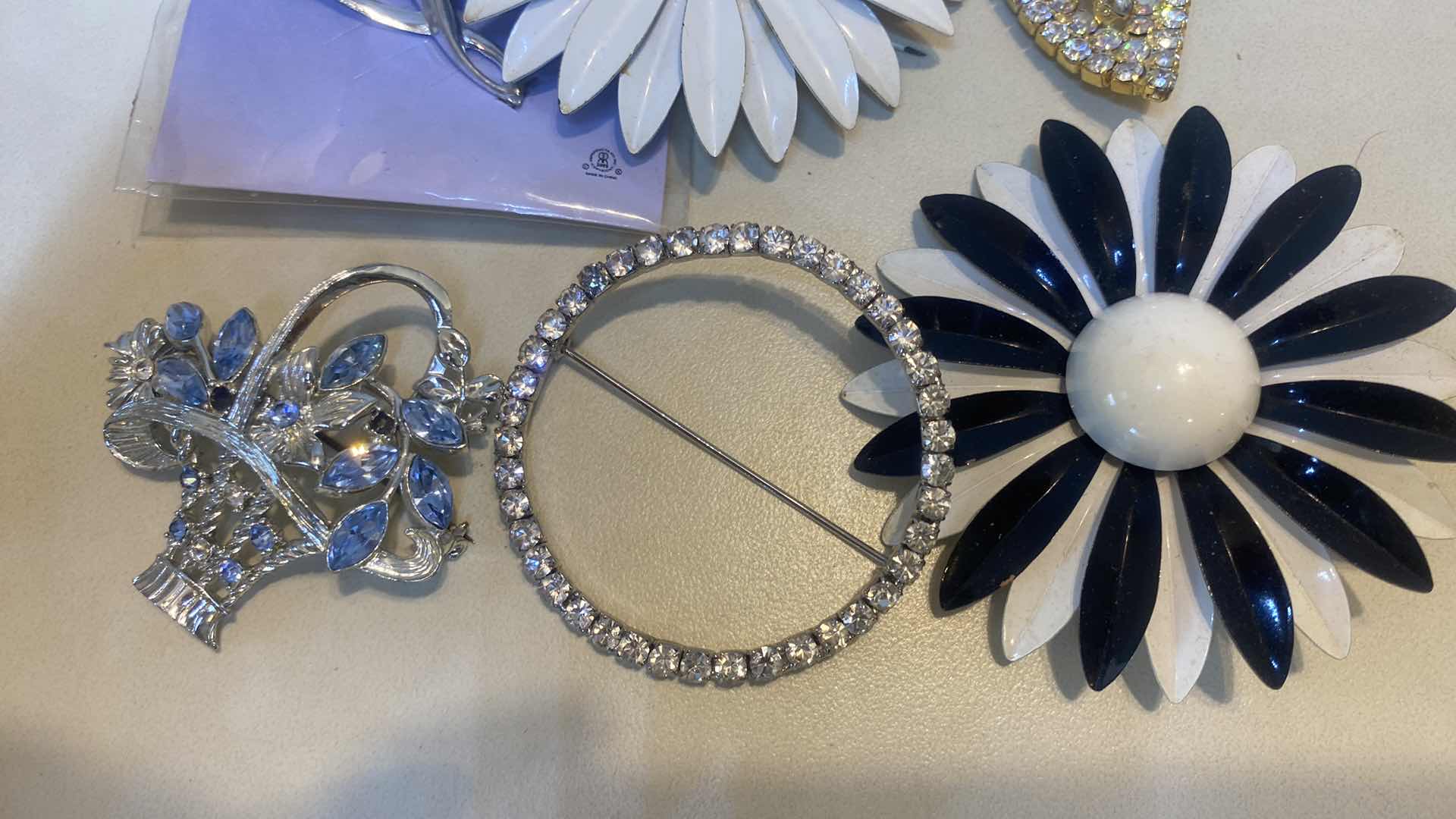 Photo 1 of 6 - FASHION JEWELRY BROOCHES