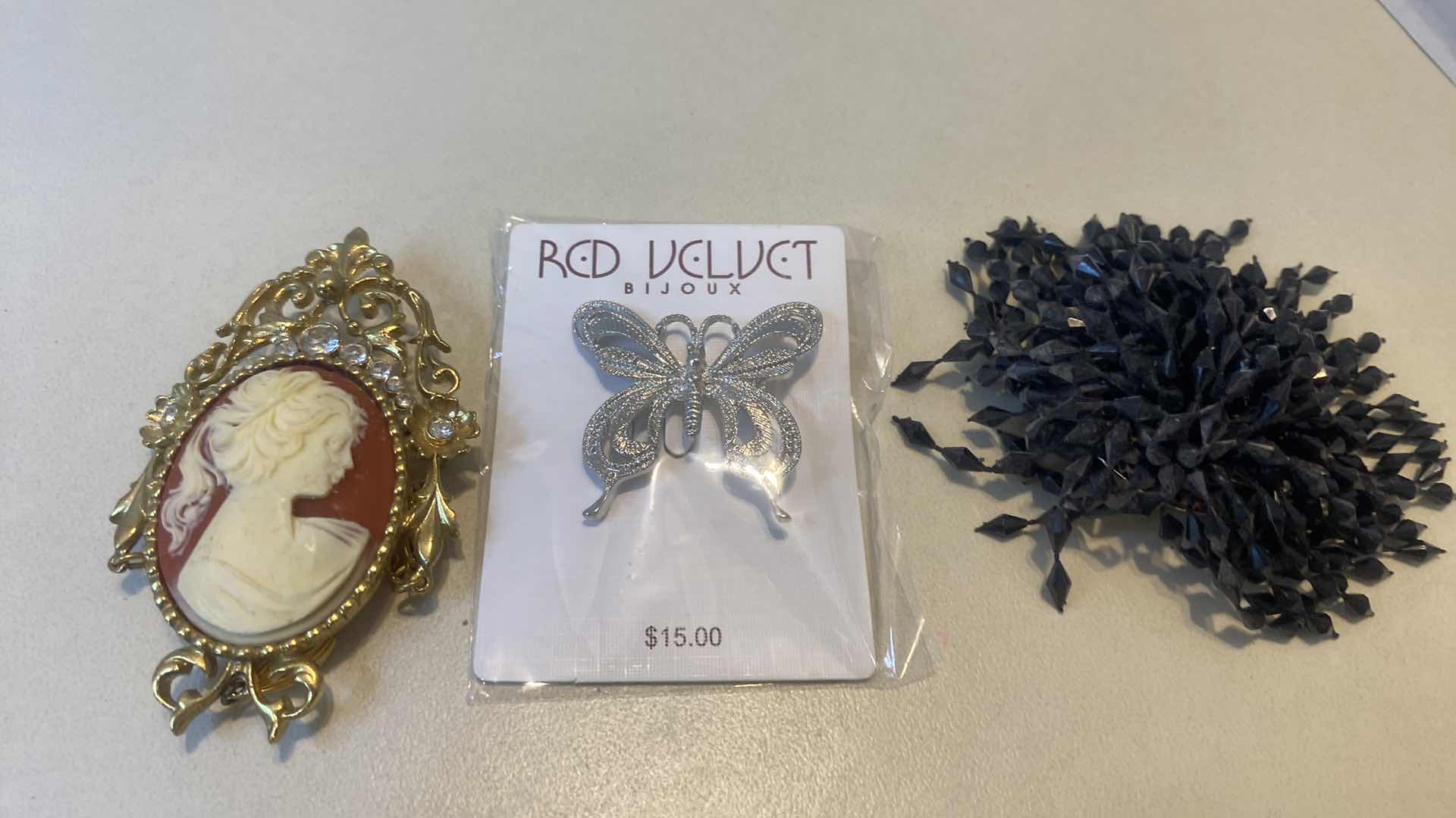Photo 1 of 6 - FASHION JEWELRY BROOCHES
