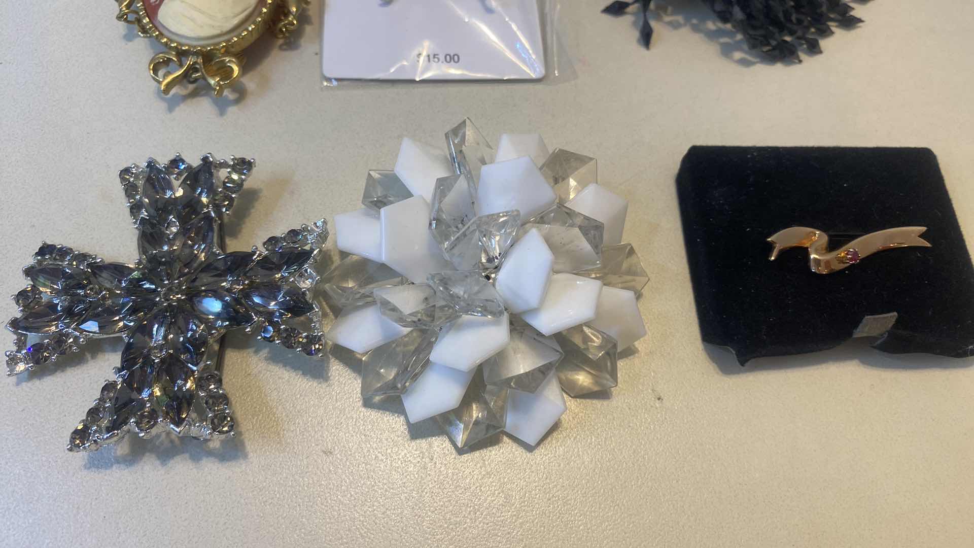 Photo 1 of 6 - FASHION JEWELRY BROOCHES