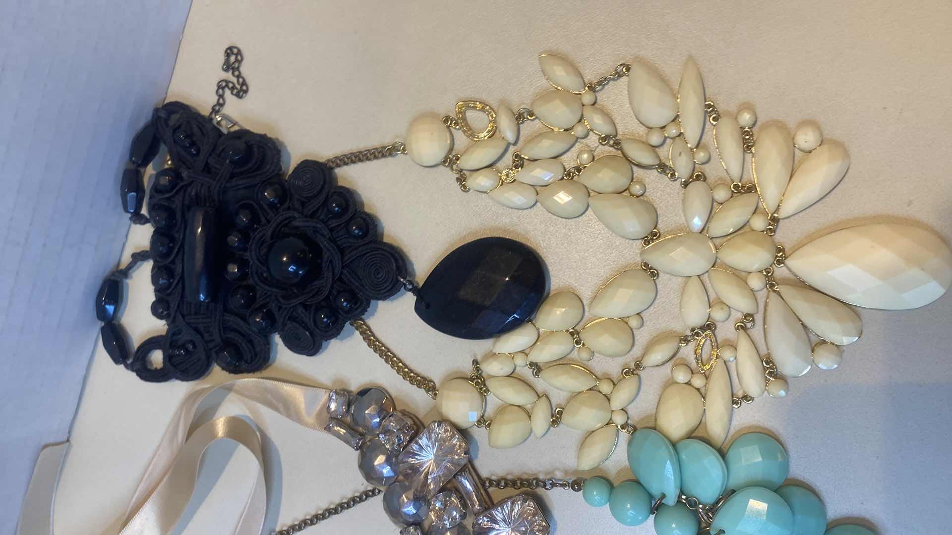 Photo 1 of 4 - NECKLACES FASHION JEWELRY