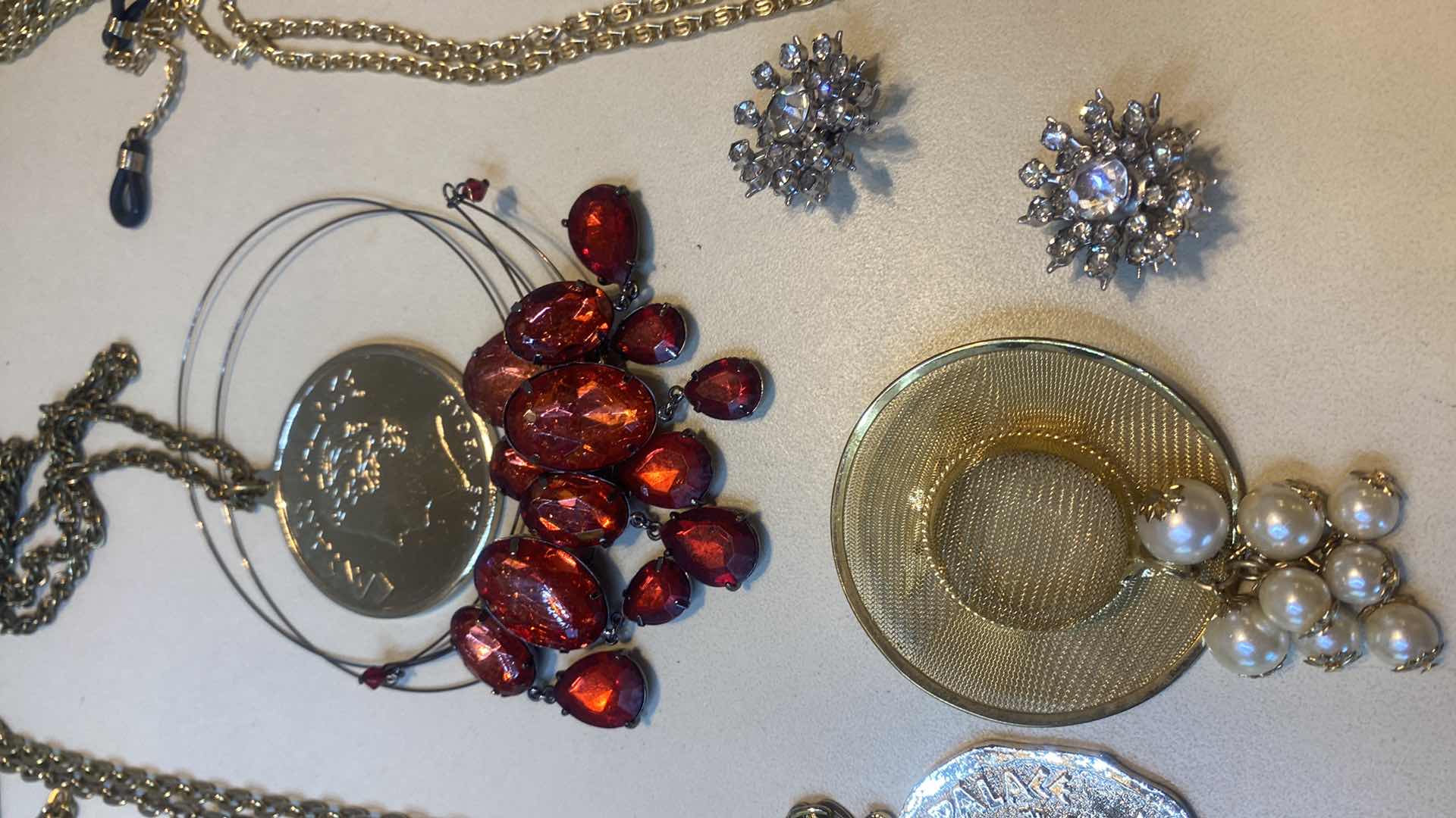 Photo 1 of 10 - NECKLACES, BROOCHES FASHION JEWELRY