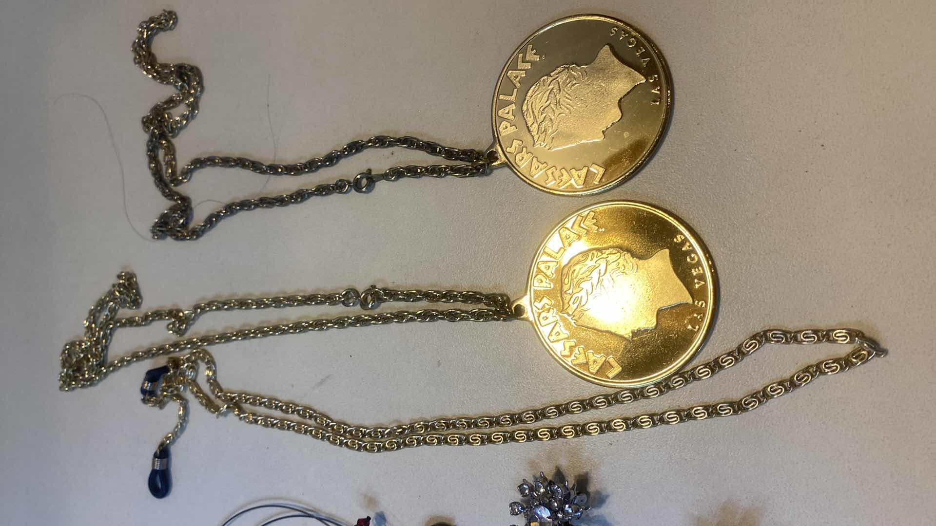 Photo 1 of 10 - NECKLACES, BROOCHES FASHION JEWELRY