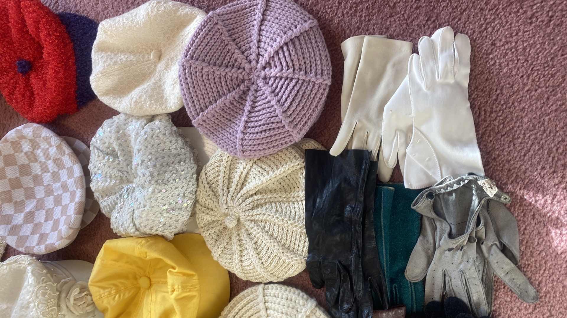 Photo 1 of 19 - WOMENS CAPS & BEABIES 7 PAIRS OF GLOVES