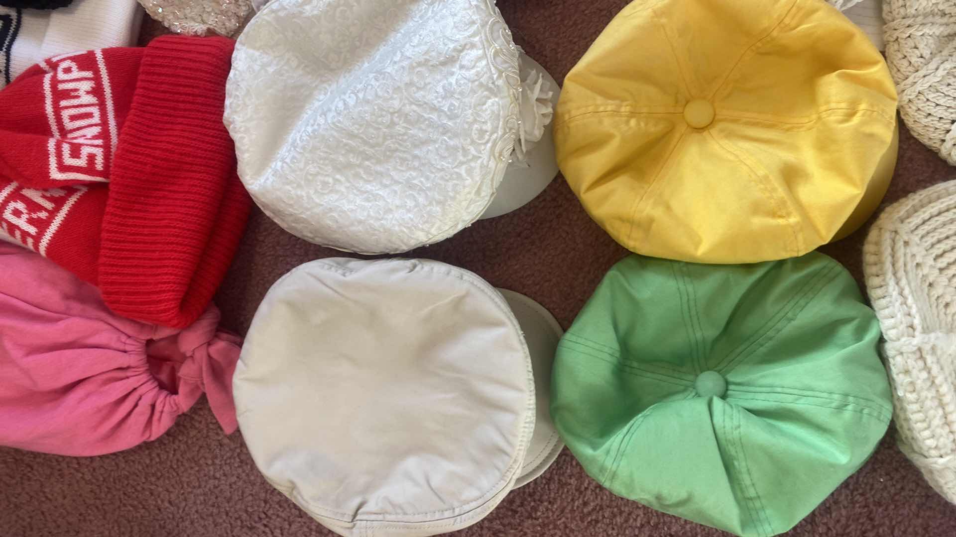 Photo 1 of 19 - WOMENS CAPS & BEABIES 7 PAIRS OF GLOVES