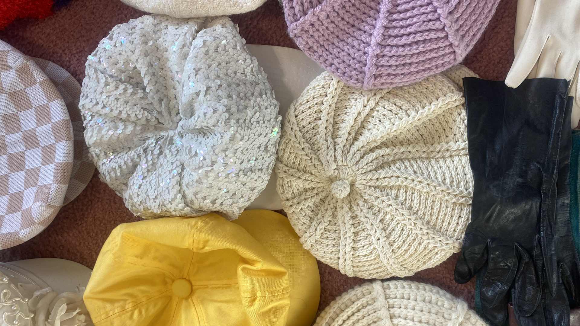 Photo 1 of 19 - WOMENS CAPS & BEABIES 7 PAIRS OF GLOVES