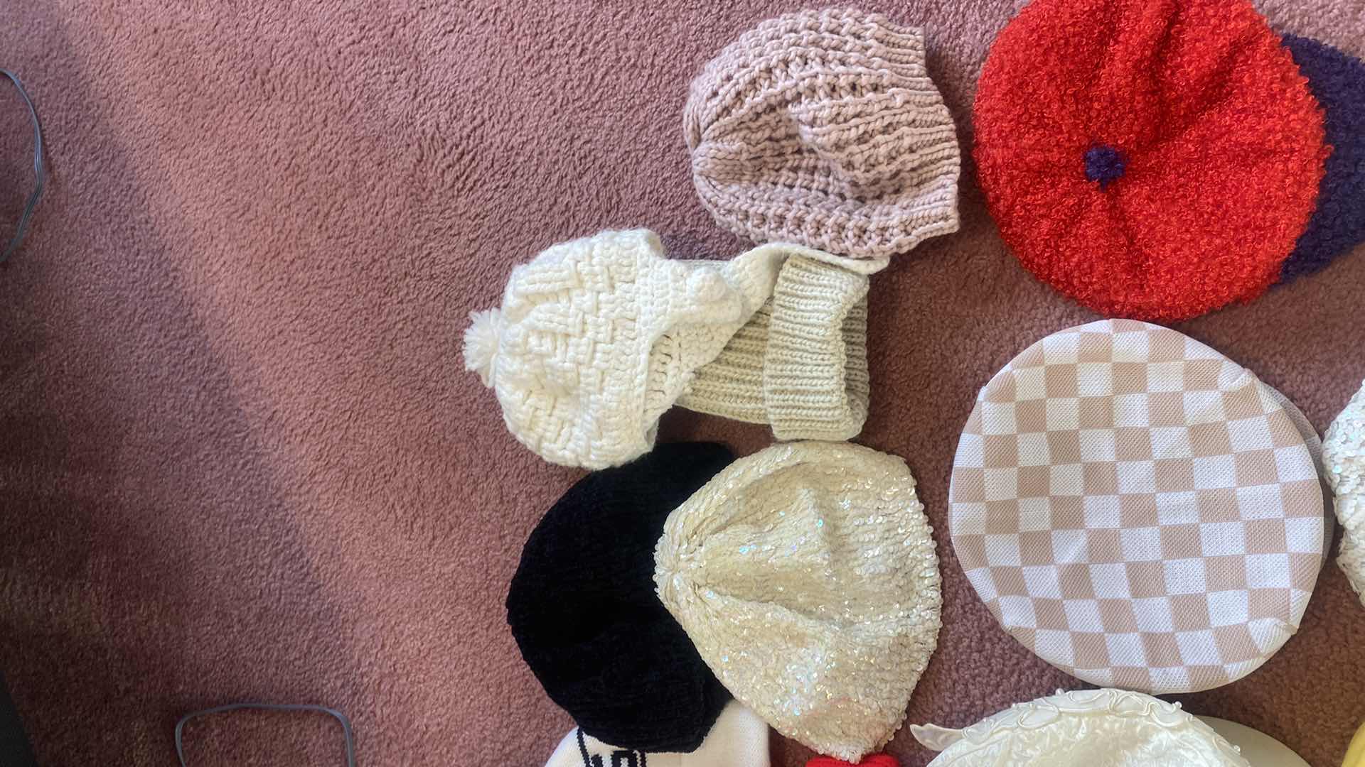 Photo 1 of 19 - WOMENS CAPS & BEABIES 7 PAIRS OF GLOVES