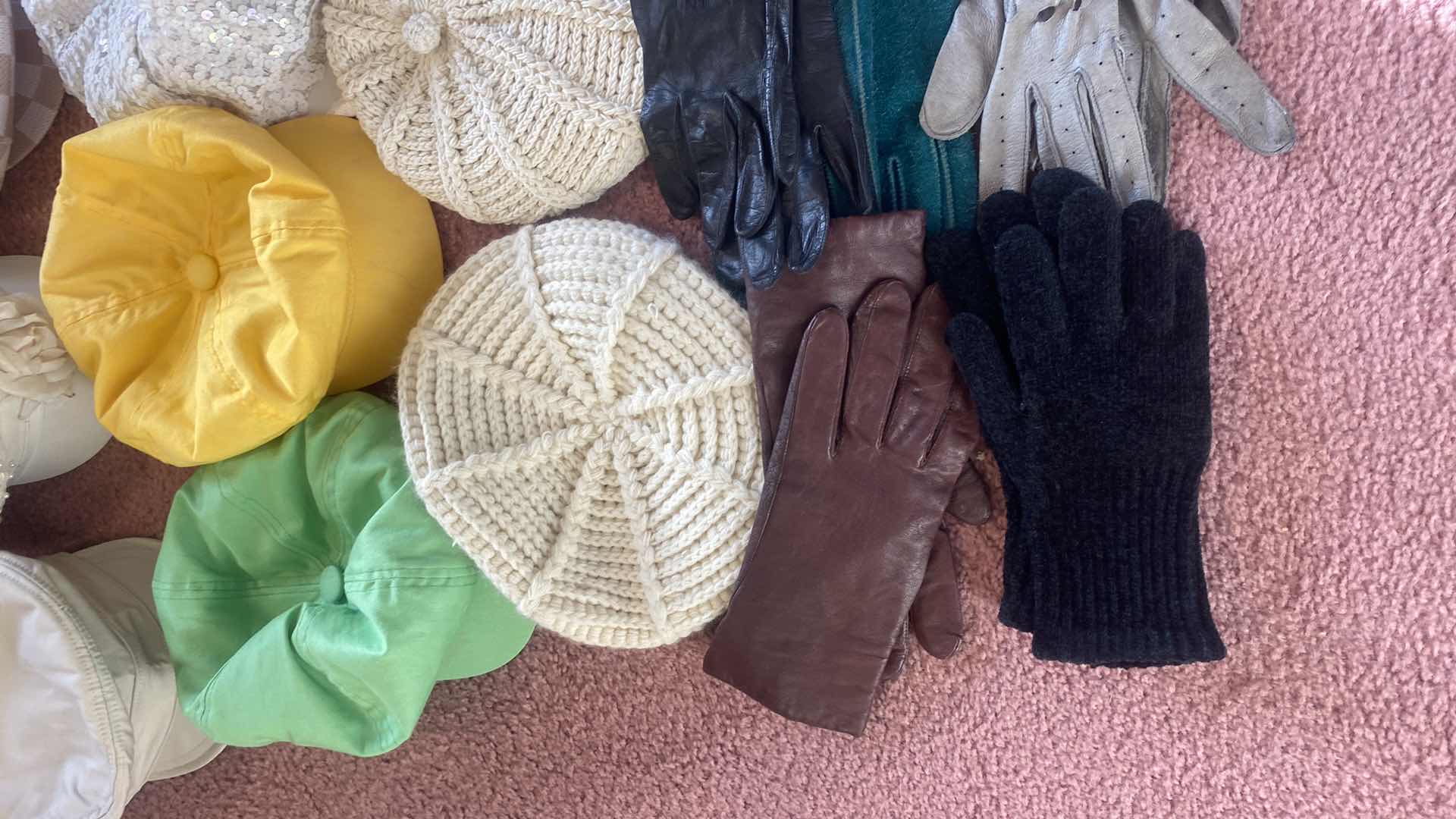 Photo 1 of 19 - WOMENS CAPS & BEABIES 7 PAIRS OF GLOVES