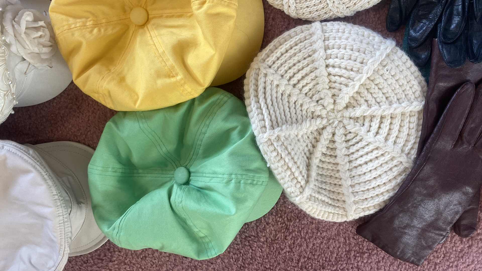 Photo 1 of 19 - WOMENS CAPS & BEABIES 7 PAIRS OF GLOVES