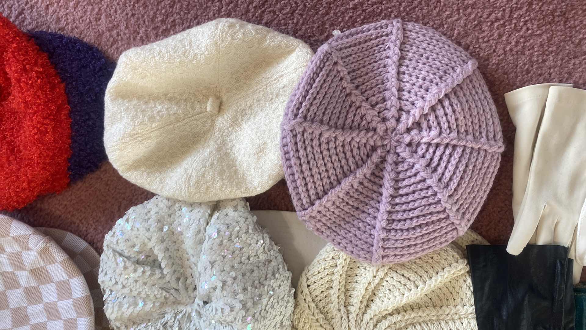 Photo 1 of 19 - WOMENS CAPS & BEABIES 7 PAIRS OF GLOVES