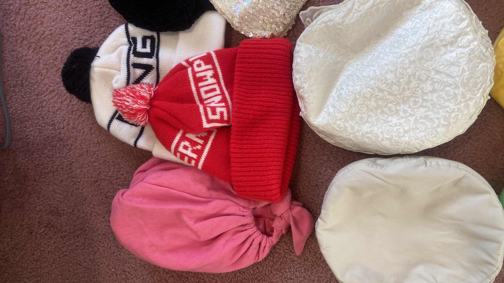 Photo 1 of 19 - WOMENS CAPS & BEABIES 7 PAIRS OF GLOVES