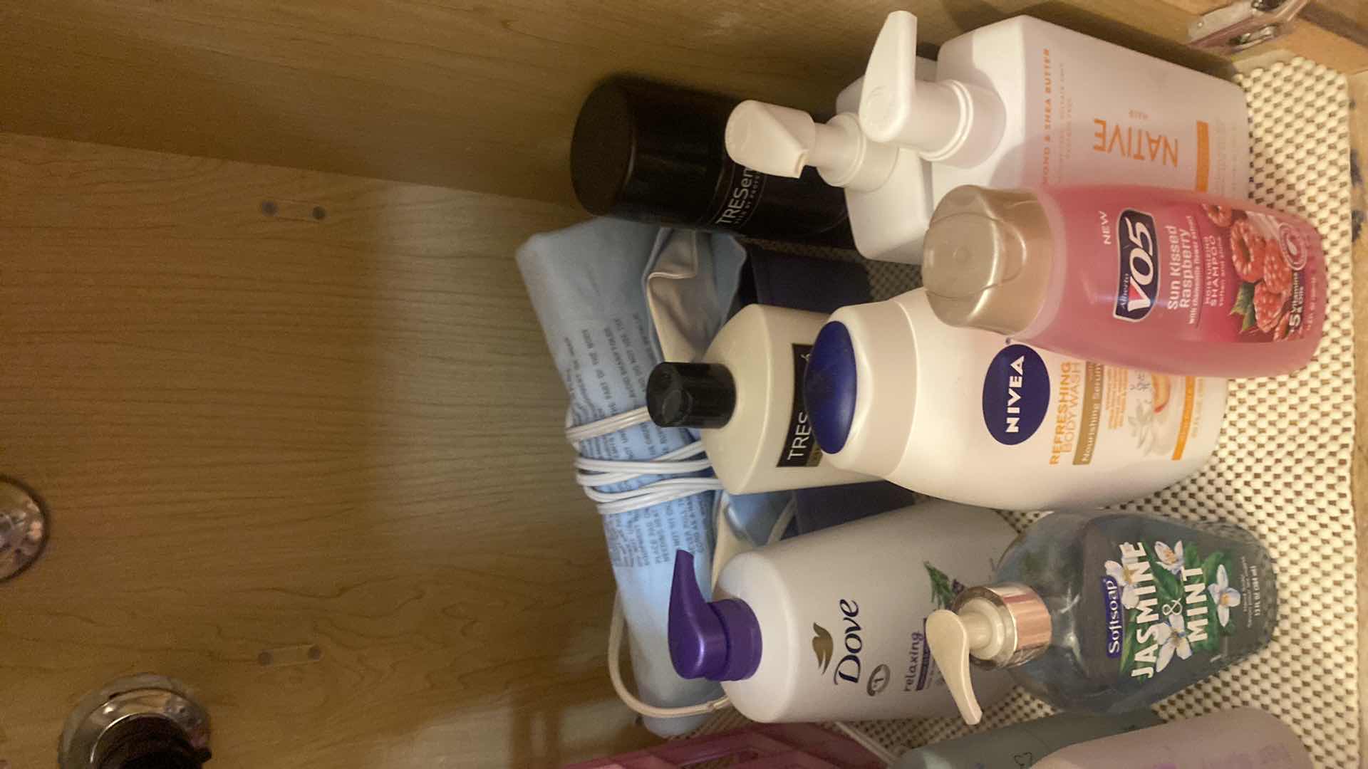 Photo 1 of CONTENTS IN CABINET - HEALTH, PERSONAL CARE & CLEANING