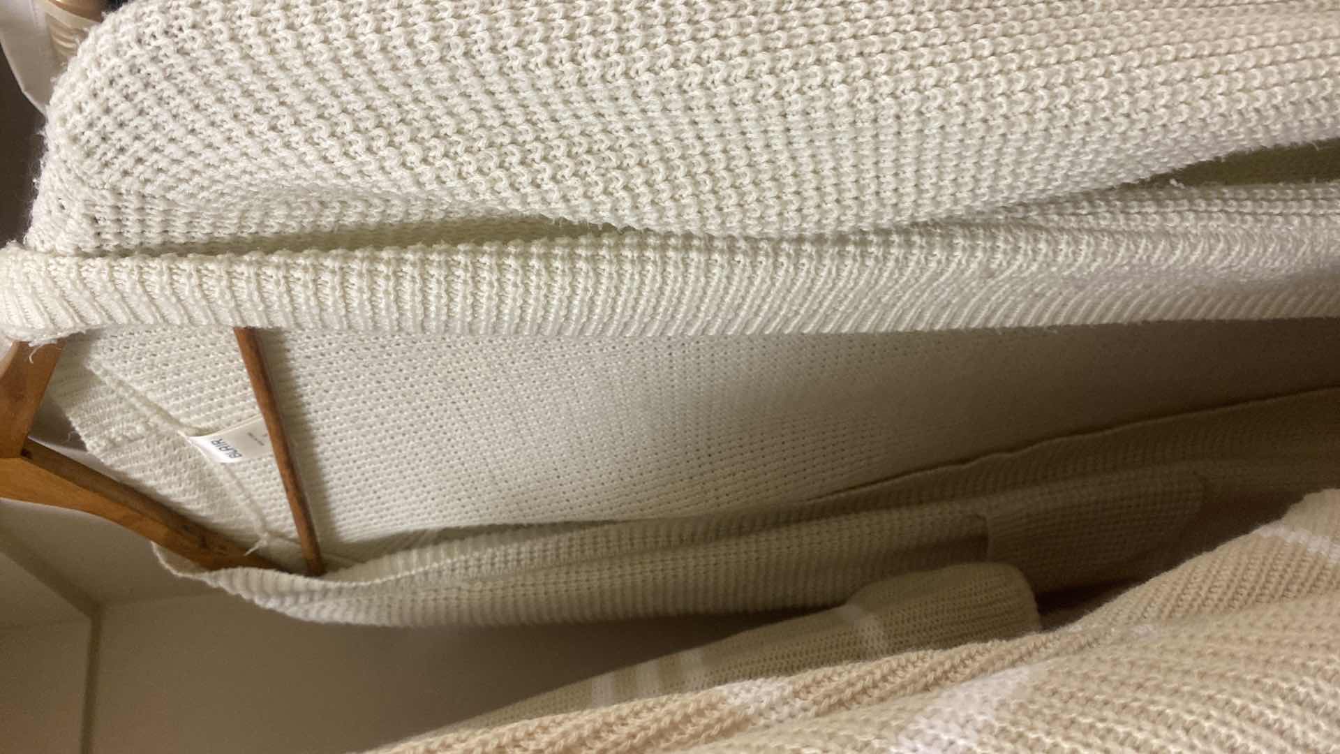 Photo 13 of 14 - WOMENS SIZE 8 M S TOPS SWEATERS