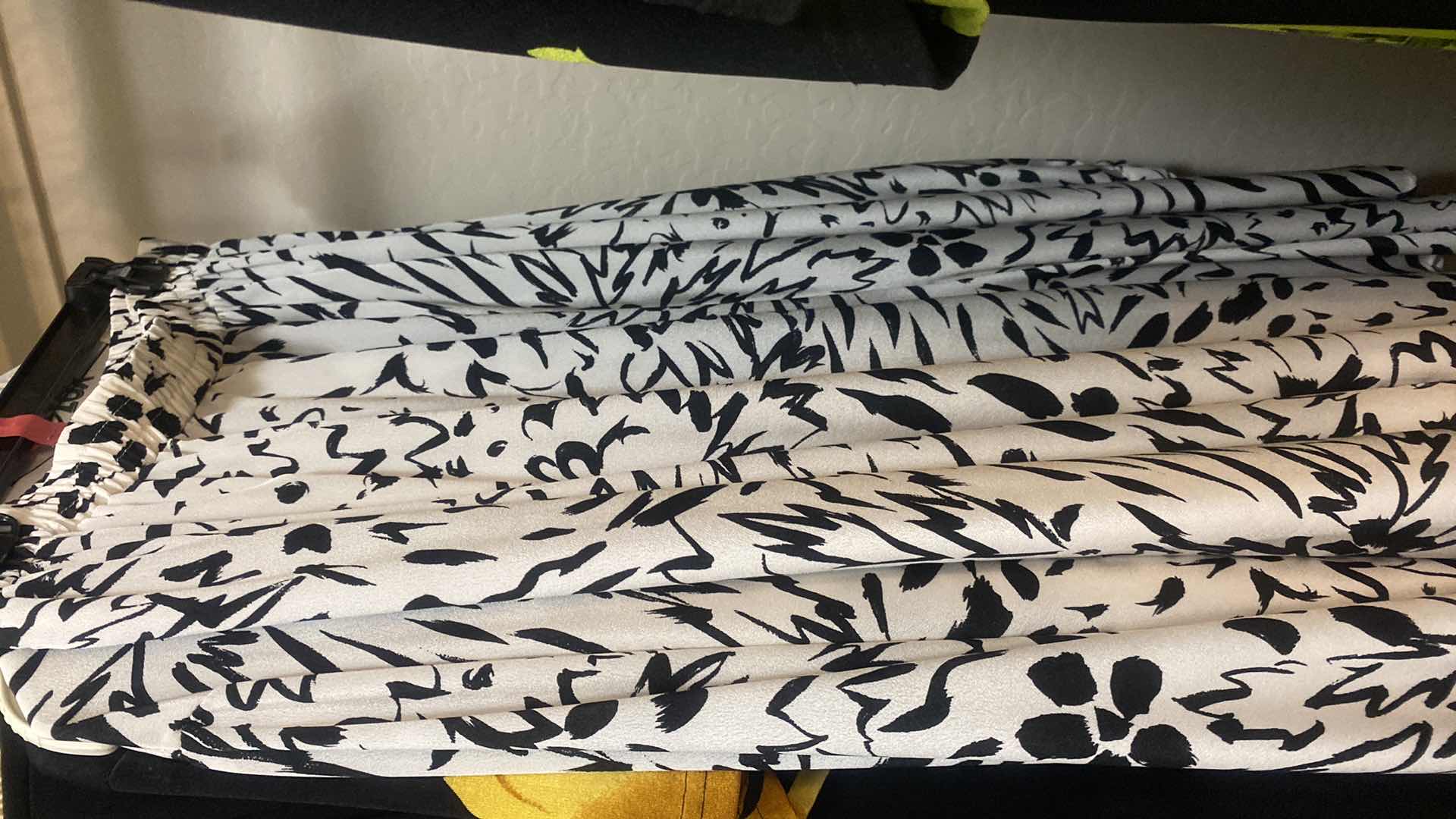 Photo 1 of 21 - WOMENS SIZE 14 & L DRESSES & SKIRTS