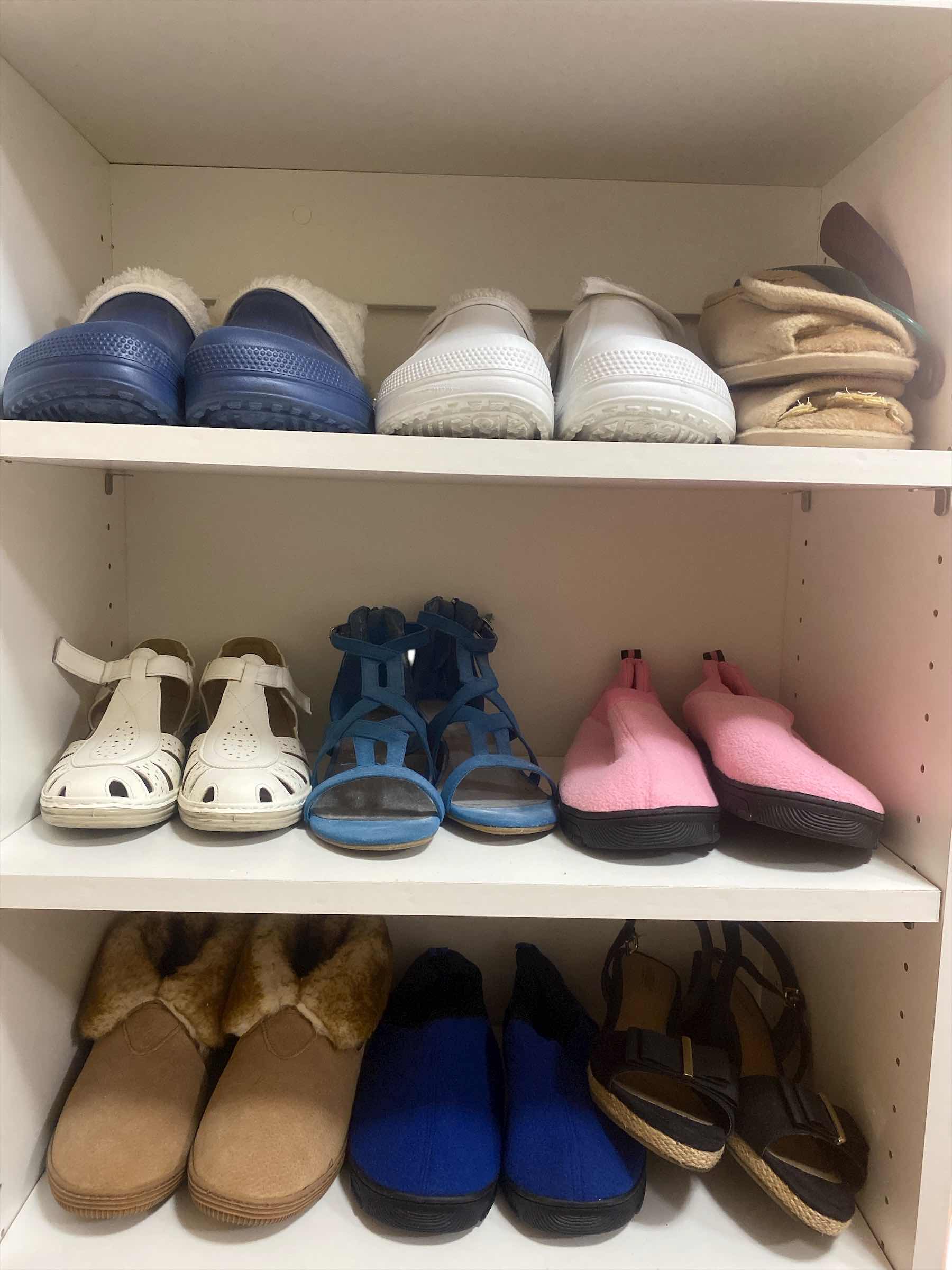 Photo 1 of 9 - PAIRS WIMENS SIZE 9 SHOES