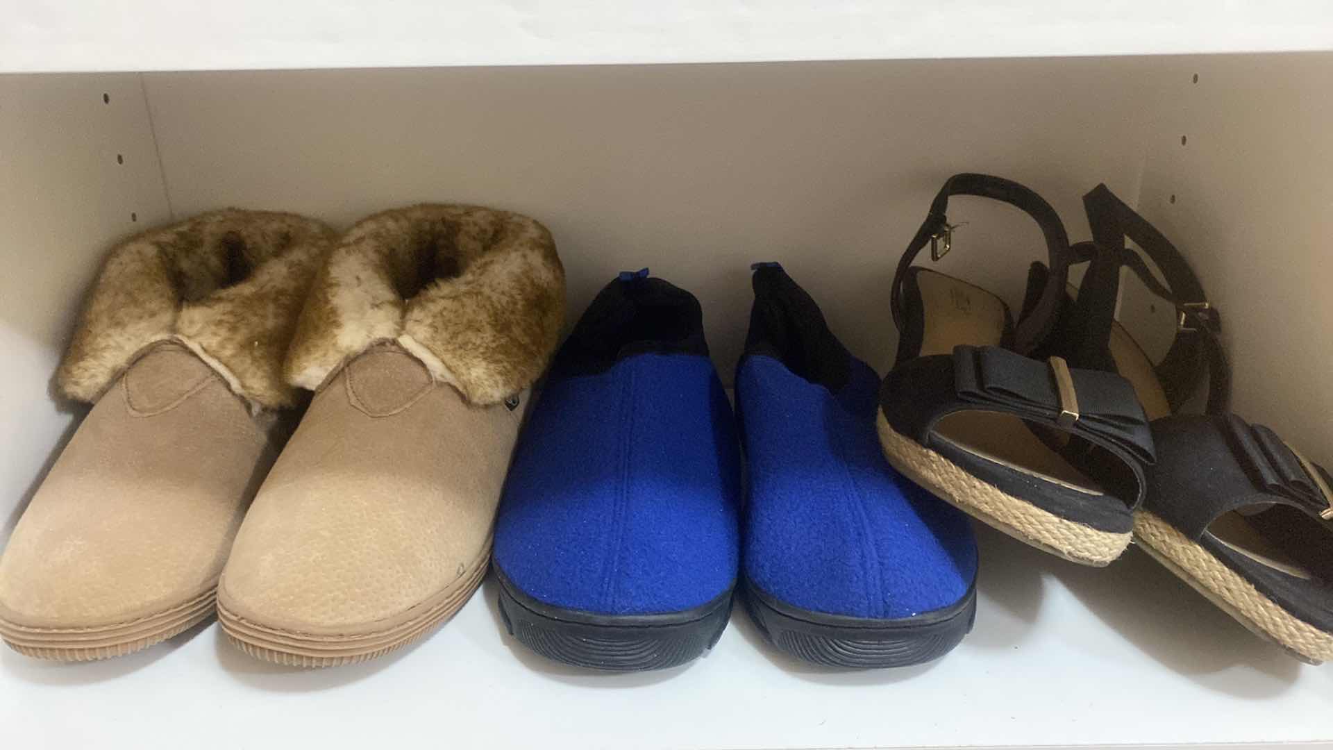 Photo 1 of 9 - PAIRS WIMENS SIZE 9 SHOES