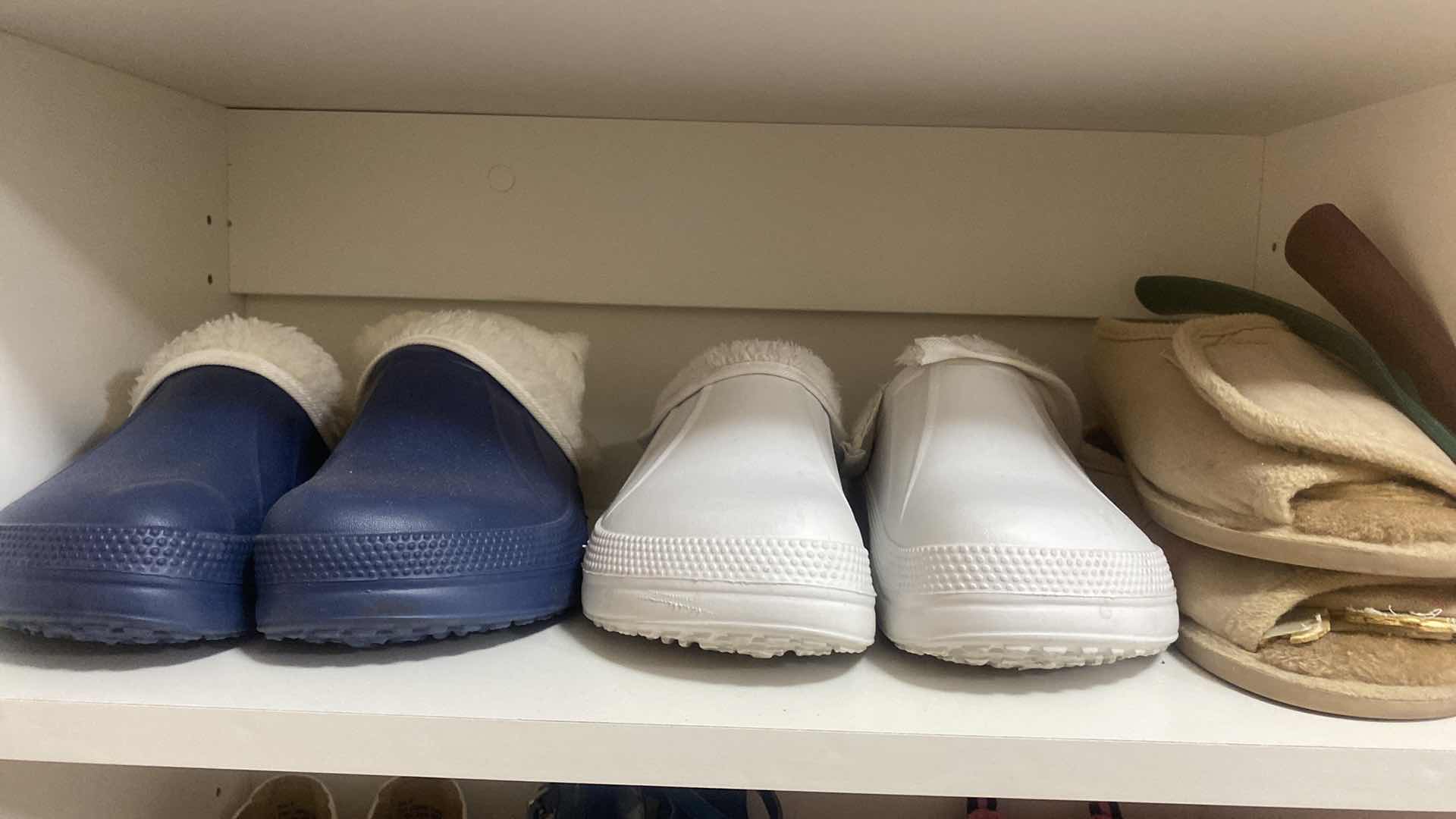 Photo 1 of 9 - PAIRS WIMENS SIZE 9 SHOES