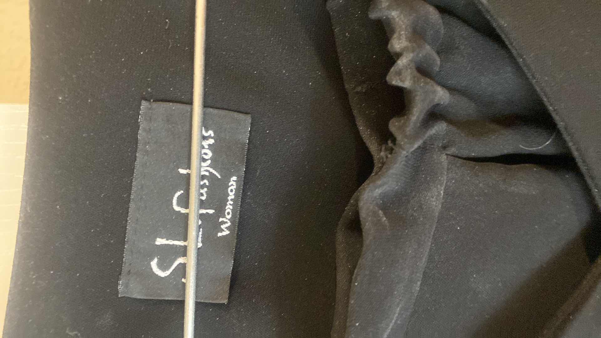 Photo 1 of 5 - WOMENS SIZE 16 & XL DRESS SKITS TOP & COLLAR