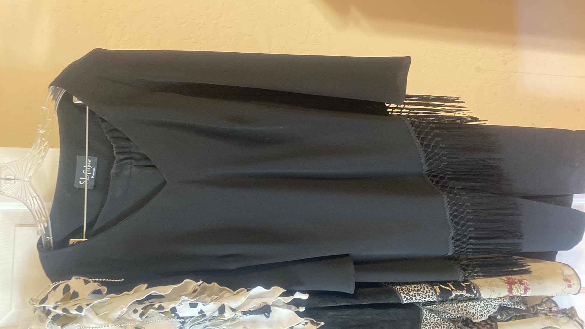 Photo 1 of 5 - WOMENS SIZE 16 & XL DRESS SKITS TOP & COLLAR