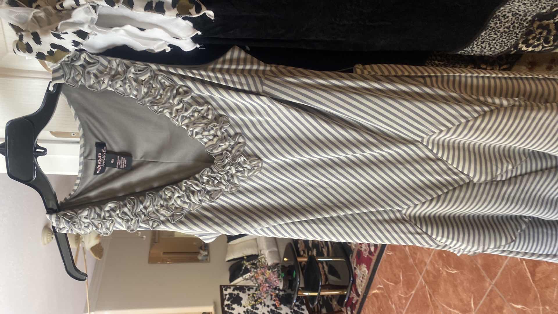 Photo 1 of 5 - WOMENS SIZE 16 & XL DRESS SKITS TOP & COLLAR