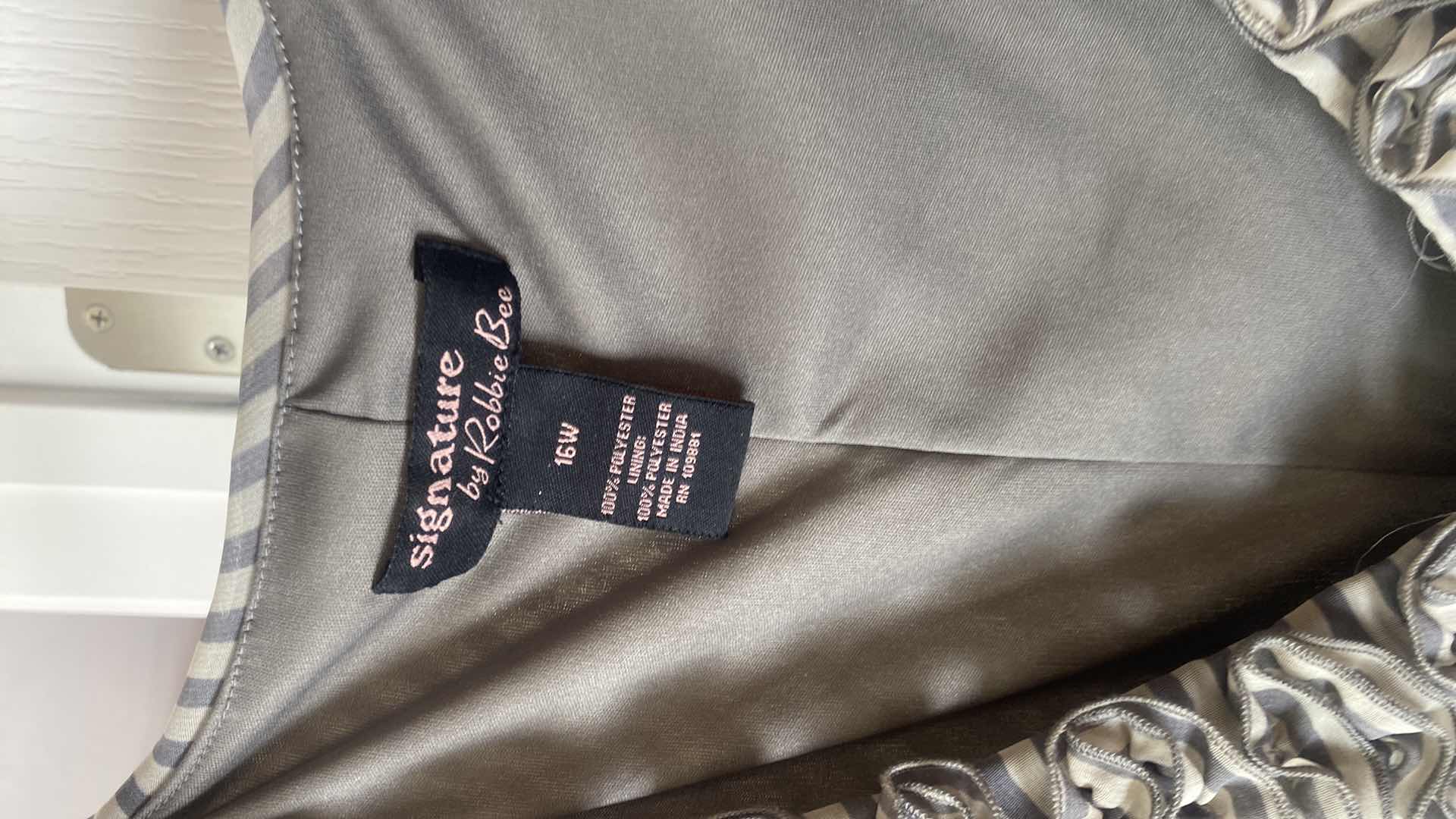 Photo 1 of 5 - WOMENS SIZE 16 & XL DRESS SKITS TOP & COLLAR