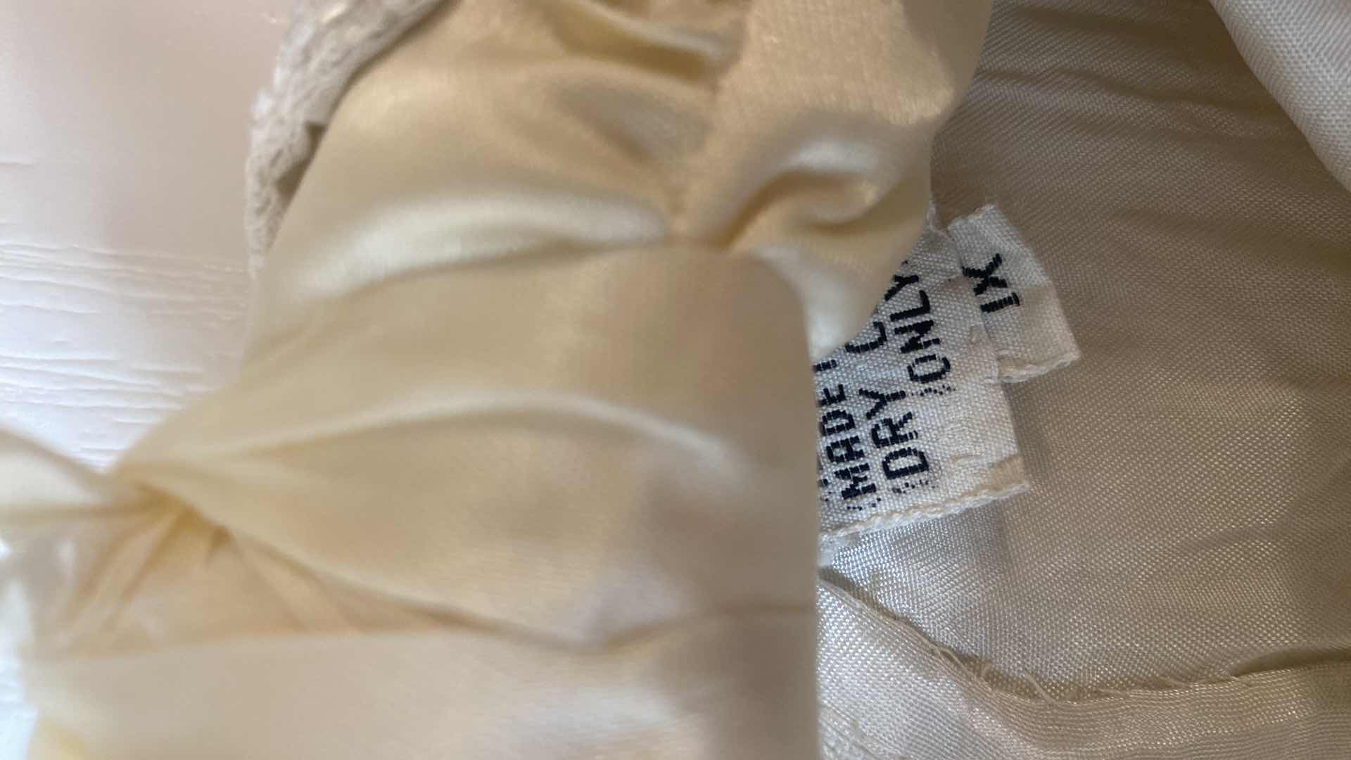 Photo 1 of WOMENS SIZE 1X WEDDING GOWN